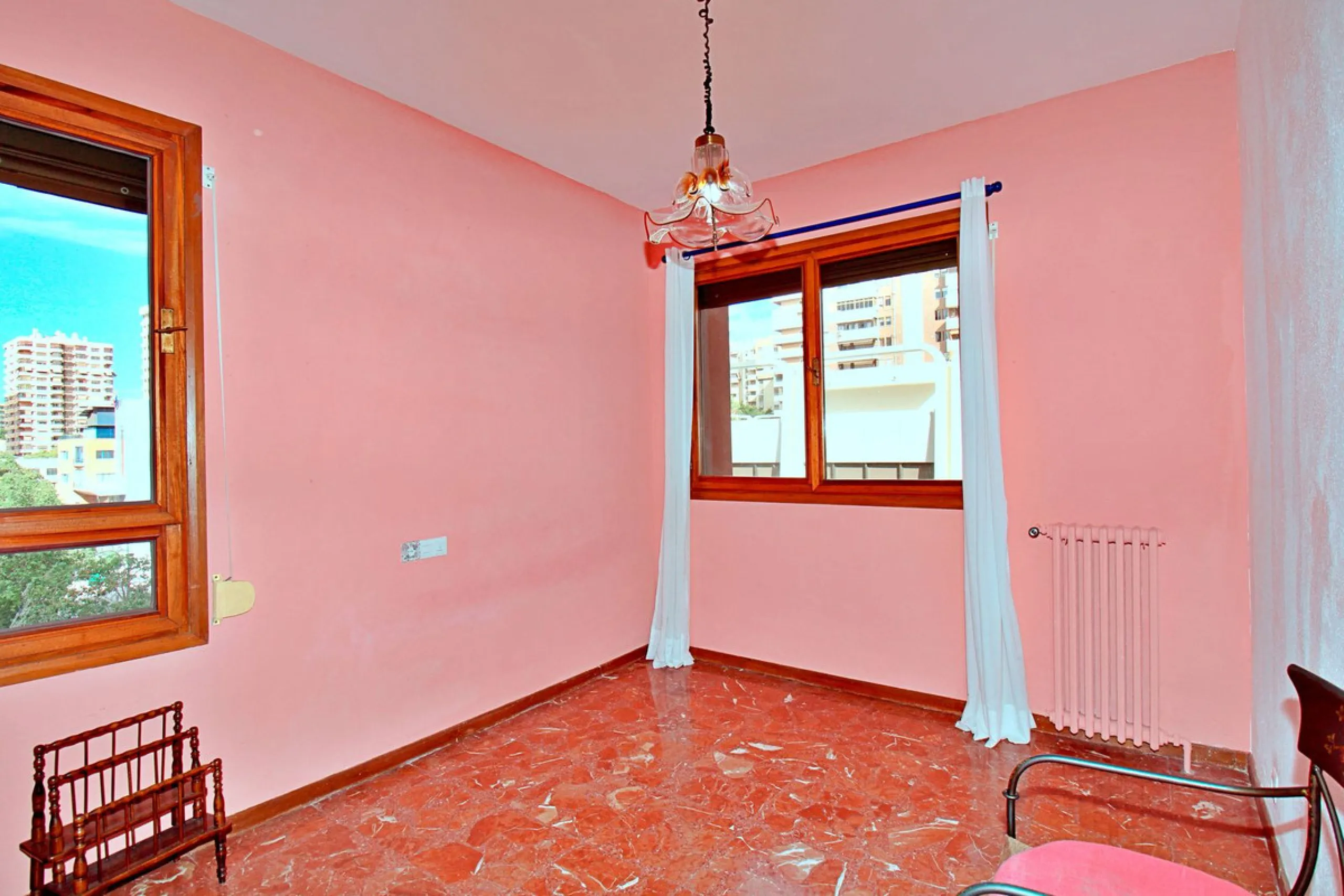 Prestigious Middle-Floor Apartment in one of Málaga's Iconic Buildings.