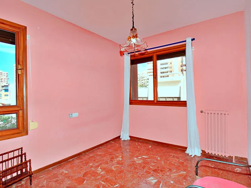 Prestigious Middle-Floor Apartment in one of Málaga's Iconic Buildings.