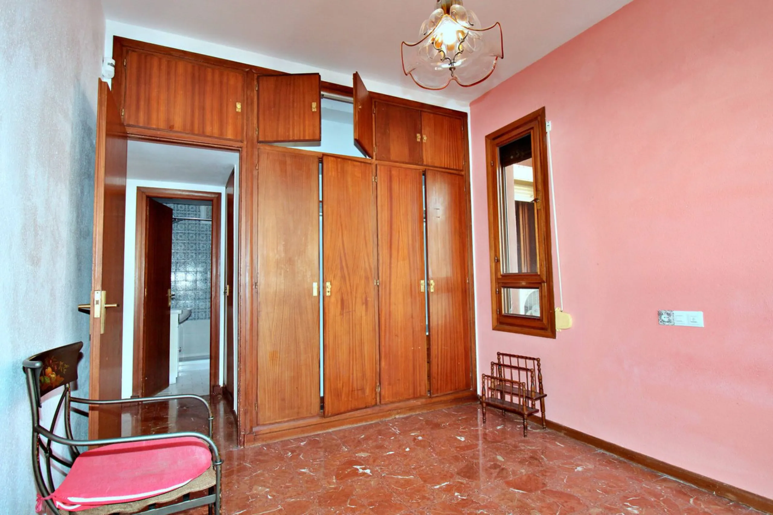 Prestigious Middle-Floor Apartment in one of Málaga's Iconic Buildings.