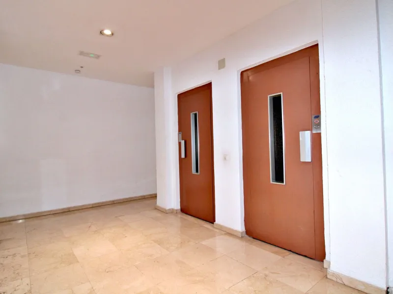 Prestigious Middle-Floor Apartment in one of Málaga's Iconic Buildings.