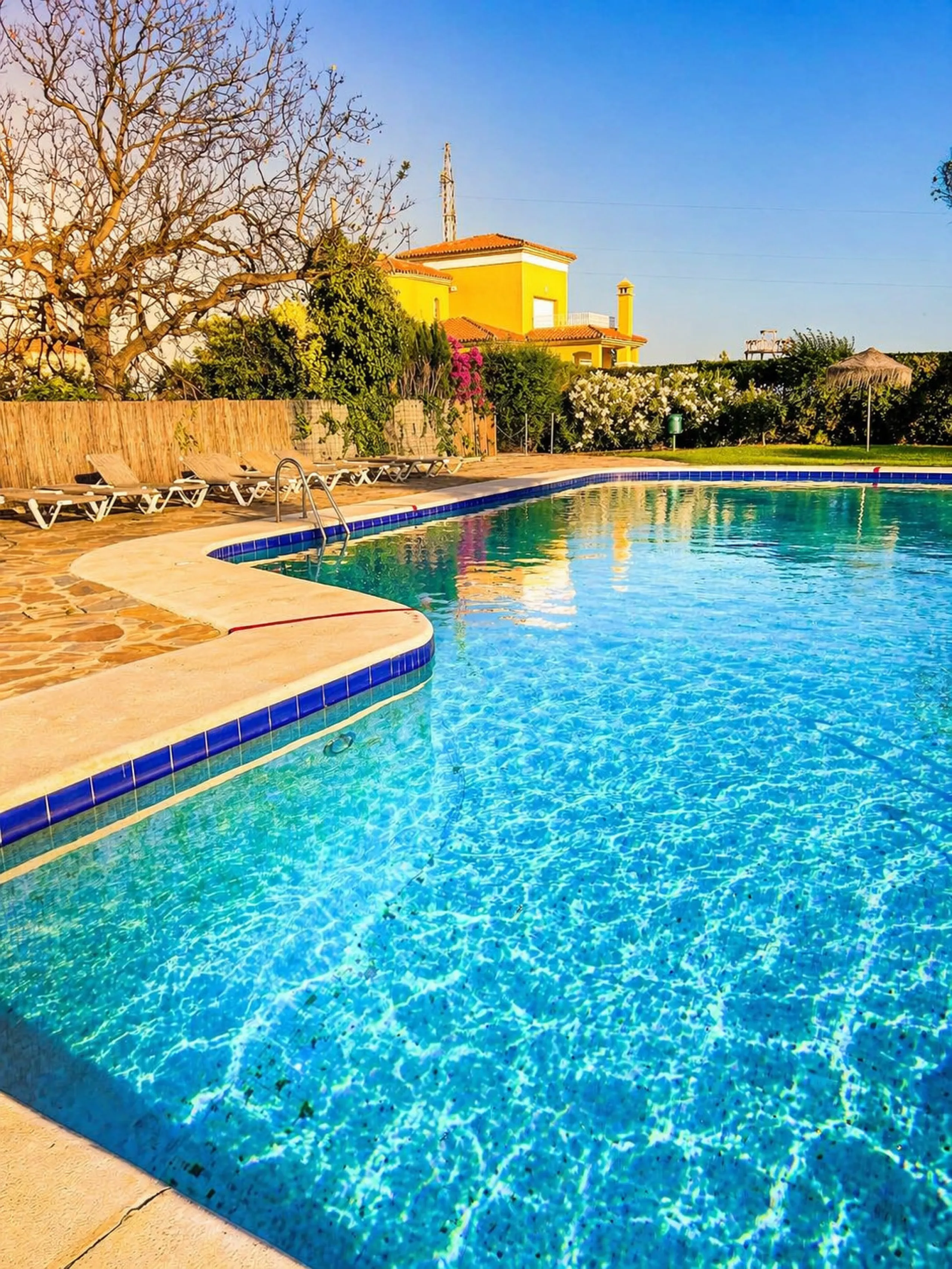 Beautiful apartment located in the sought-after area of Atalaya, Estepona—ideal as a permanent residence or a smart investment opportunity. The property features 2 spacious bedrooms, 1 bathroom, and 1 en-suite bathroom, with an east-facing orientation tha