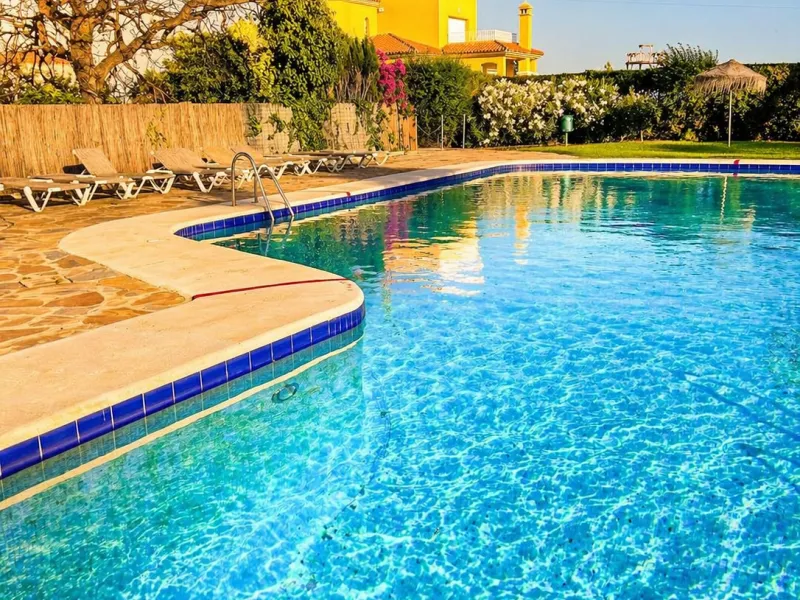 Beautiful apartment located in the sought-after area of Atalaya, Estepona—ideal as a permanent residence or a smart investment opportunity. The property features 2 spacious bedrooms, 1 bathroom, and 1 en-suite bathroom, with an east-facing orientation tha