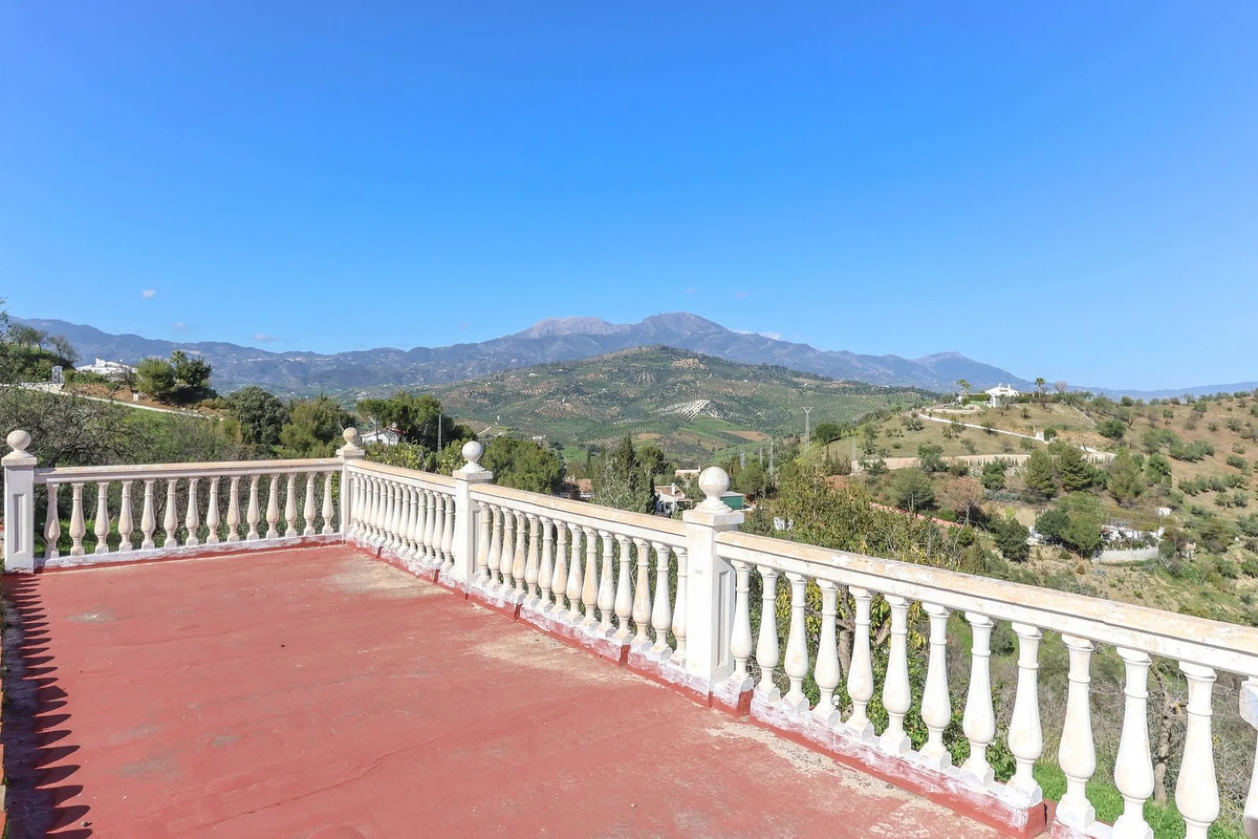 House - Finca - Cortijo в продаже в Guaro, Málaga. В доме 2 спален и 1 ванных комнат. Площадь дома 72 м². Площадь участка 36000 м²