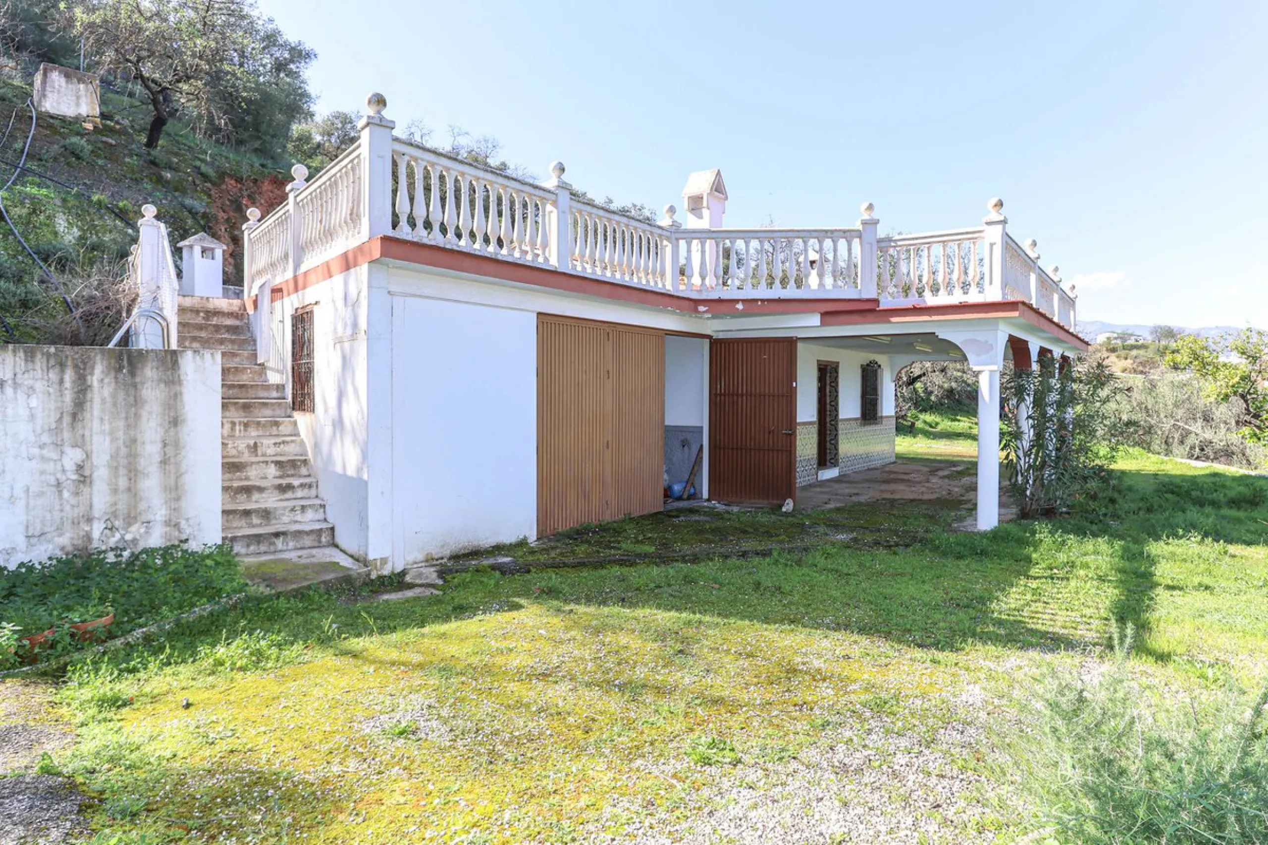 House - Finca - Cortijo в продаже в Guaro, Málaga. В доме 2 спален и 1 ванных комнат. Площадь дома 72 м². Площадь участка 36000 м²