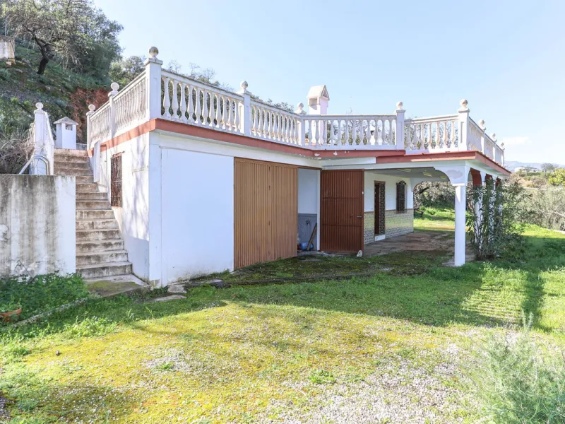 House - Finca - Cortijo в продаже в Guaro, Málaga. В доме 2 спален и 1 ванных комнат. Площадь дома 72 м². Площадь участка 36000 м²