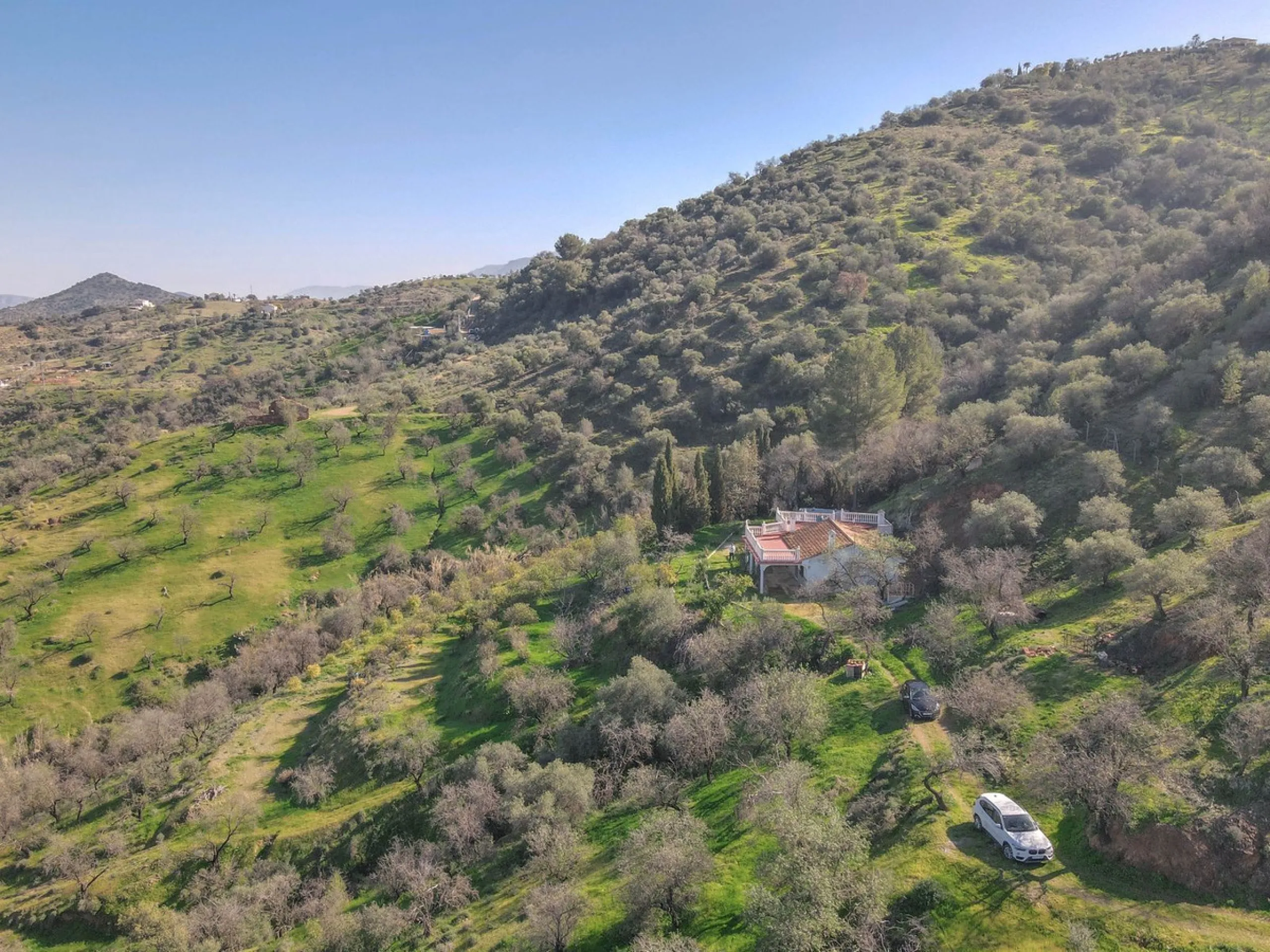 House - Finca - Cortijo в продаже в Guaro, Málaga. В доме 2 спален и 1 ванных комнат. Площадь дома 72 м². Площадь участка 36000 м²