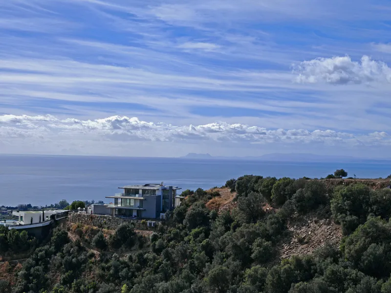 REDUCED TO 1.295.000 € - PREVIOUS PRICE 1.400.000 €  Duplex Penthouse for sale in Los Altos de los Monteros, Marbella with 3 bedrooms, 3 bathrooms, 2 en suite bathrooms and with orientation south, with communal swimming pool, private garage (2 parking spa