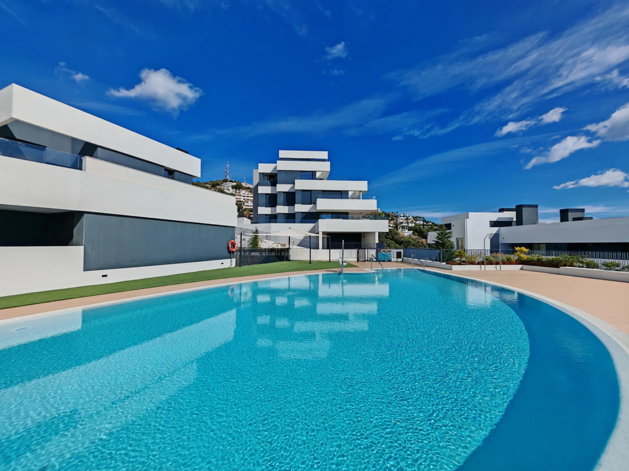 REDUCED TO 1.295.000 € - PREVIOUS PRICE 1.400.000 €  Duplex Penthouse for sale in Los Altos de los Monteros, Marbella with 3 bedrooms, 3 bathrooms, 2 en suite bathrooms and with orientation south, with communal swimming pool, private garage (2 parking spa