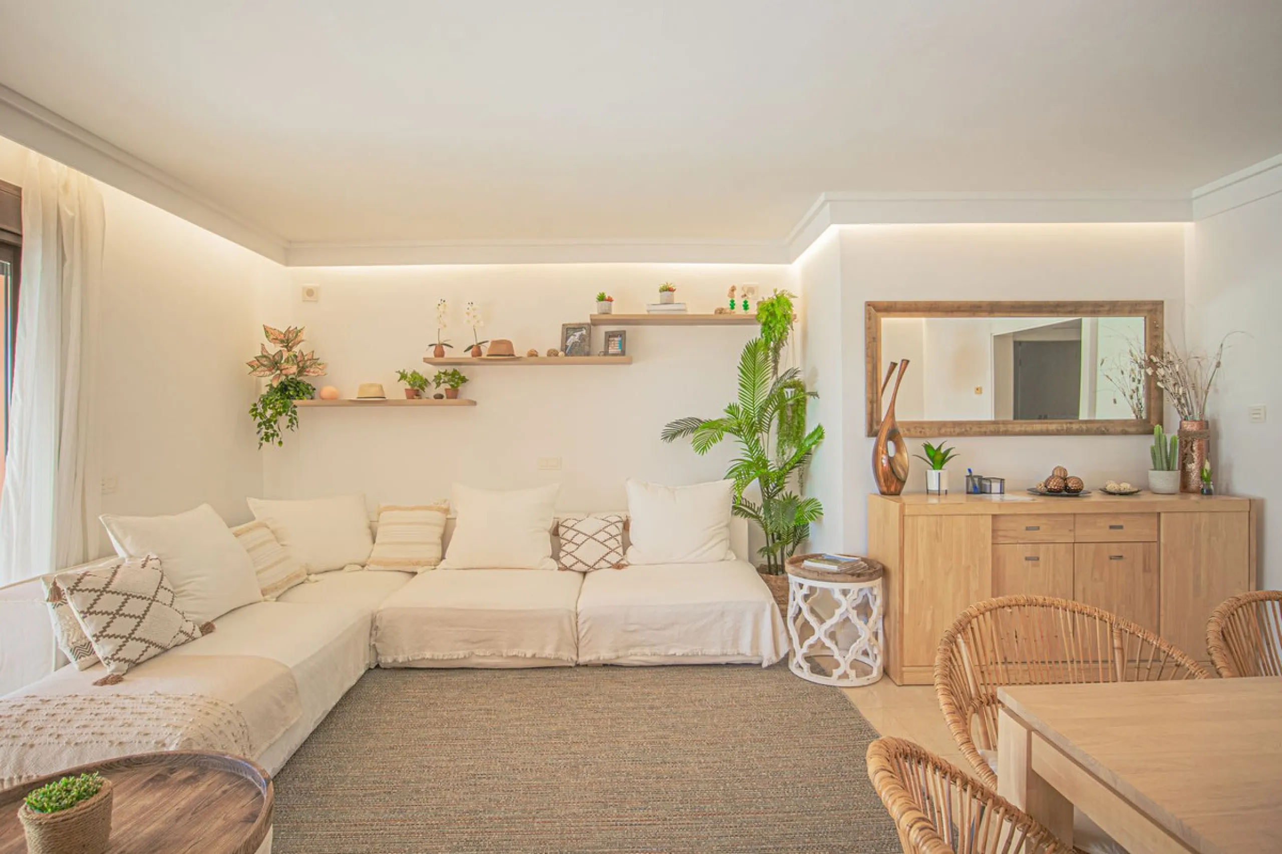 Renovated apartments with 3 bedrooms, living room, kitchen, two terraces, with all amenities in Las Salinas. The apartments are located 200 meters from the beach, 8 km from Estepona, 18 km from Marbella and 34 km from Ronda. It offers 2 shared outdoor poo