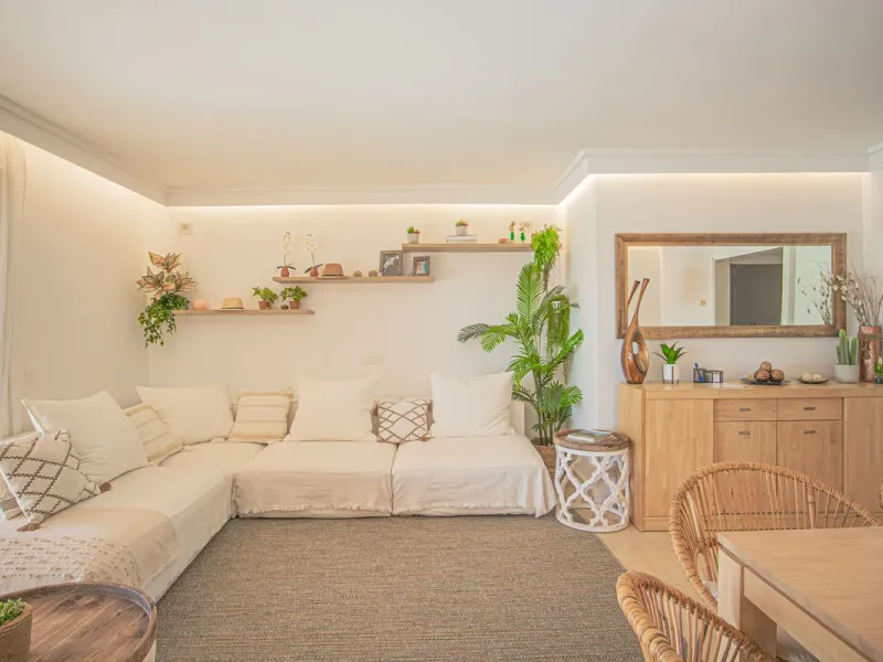 Renovated apartments with 3 bedrooms, living room, kitchen, two terraces, with all amenities in Las Salinas. The apartments are located 200 meters from the beach, 8 km from Estepona, 18 km from Marbella and 34 km from Ronda. It offers 2 shared outdoor poo