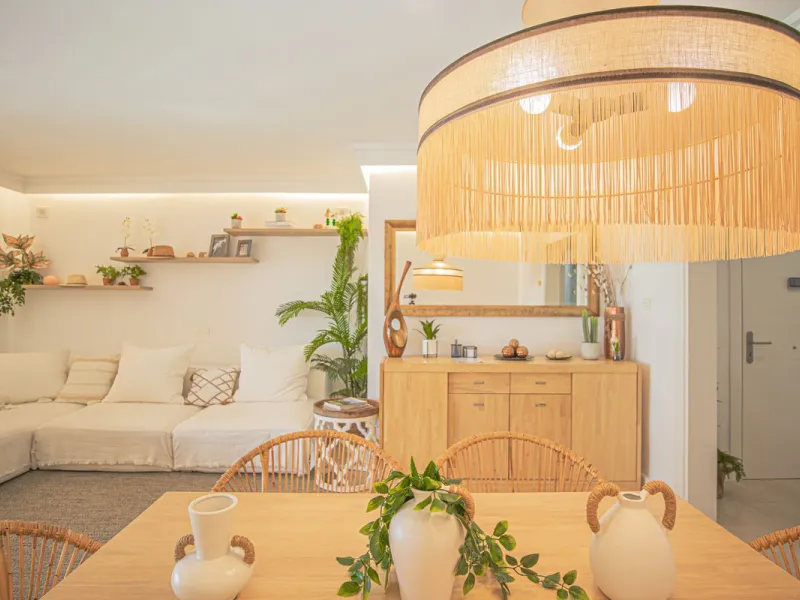 Renovated apartments with 3 bedrooms, living room, kitchen, two terraces, with all amenities in Las Salinas. The apartments are located 200 meters from the beach, 8 km from Estepona, 18 km from Marbella and 34 km from Ronda. It offers 2 shared outdoor poo