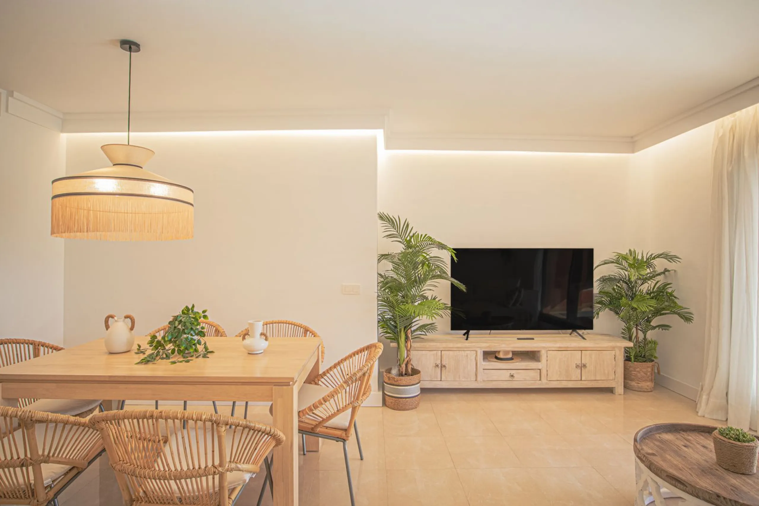 Renovated apartments with 3 bedrooms, living room, kitchen, two terraces, with all amenities in Las Salinas. The apartments are located 200 meters from the beach, 8 km from Estepona, 18 km from Marbella and 34 km from Ronda. It offers 2 shared outdoor poo