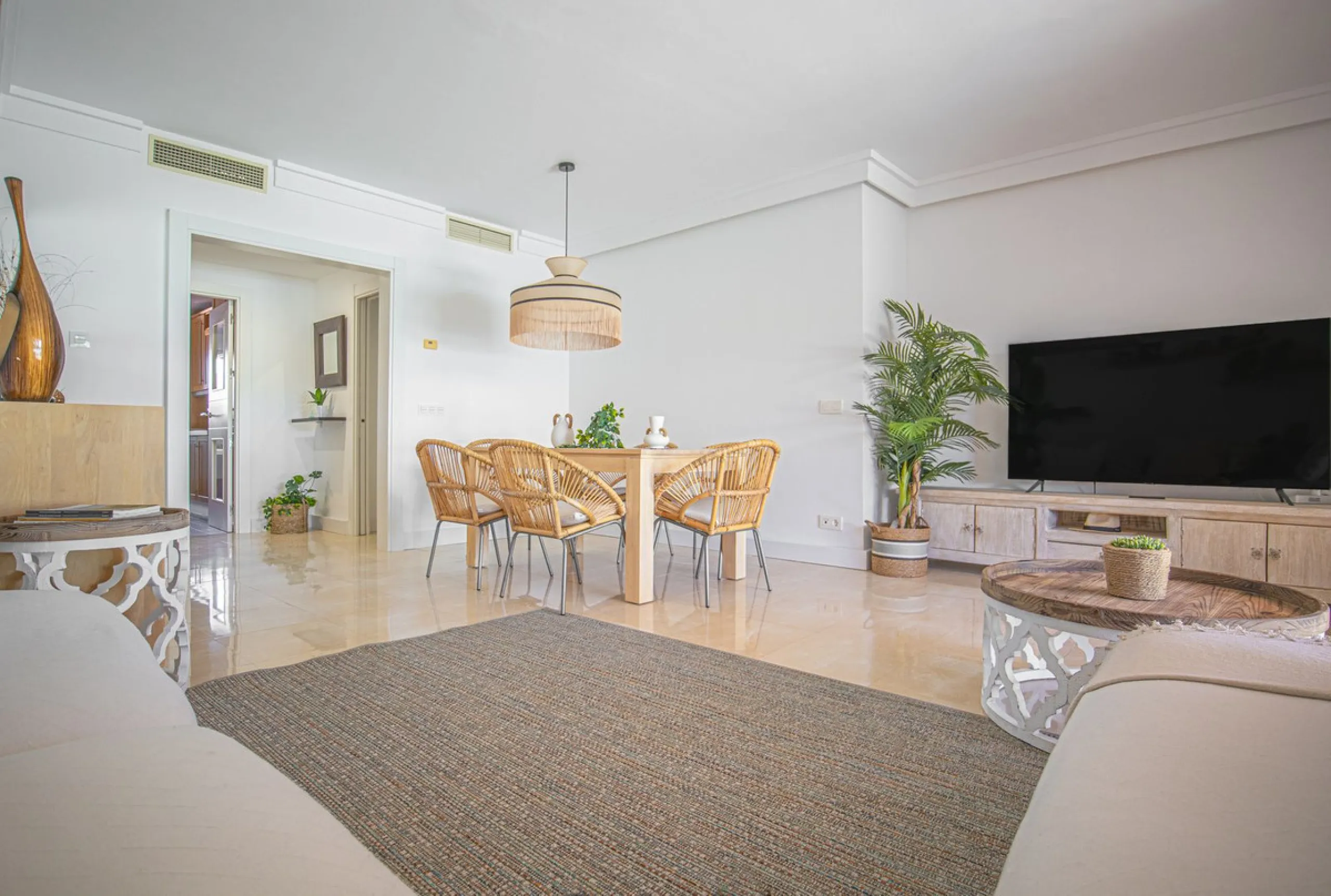 Renovated apartments with 3 bedrooms, living room, kitchen, two terraces, with all amenities in Las Salinas. The apartments are located 200 meters from the beach, 8 km from Estepona, 18 km from Marbella and 34 km from Ronda. It offers 2 shared outdoor poo