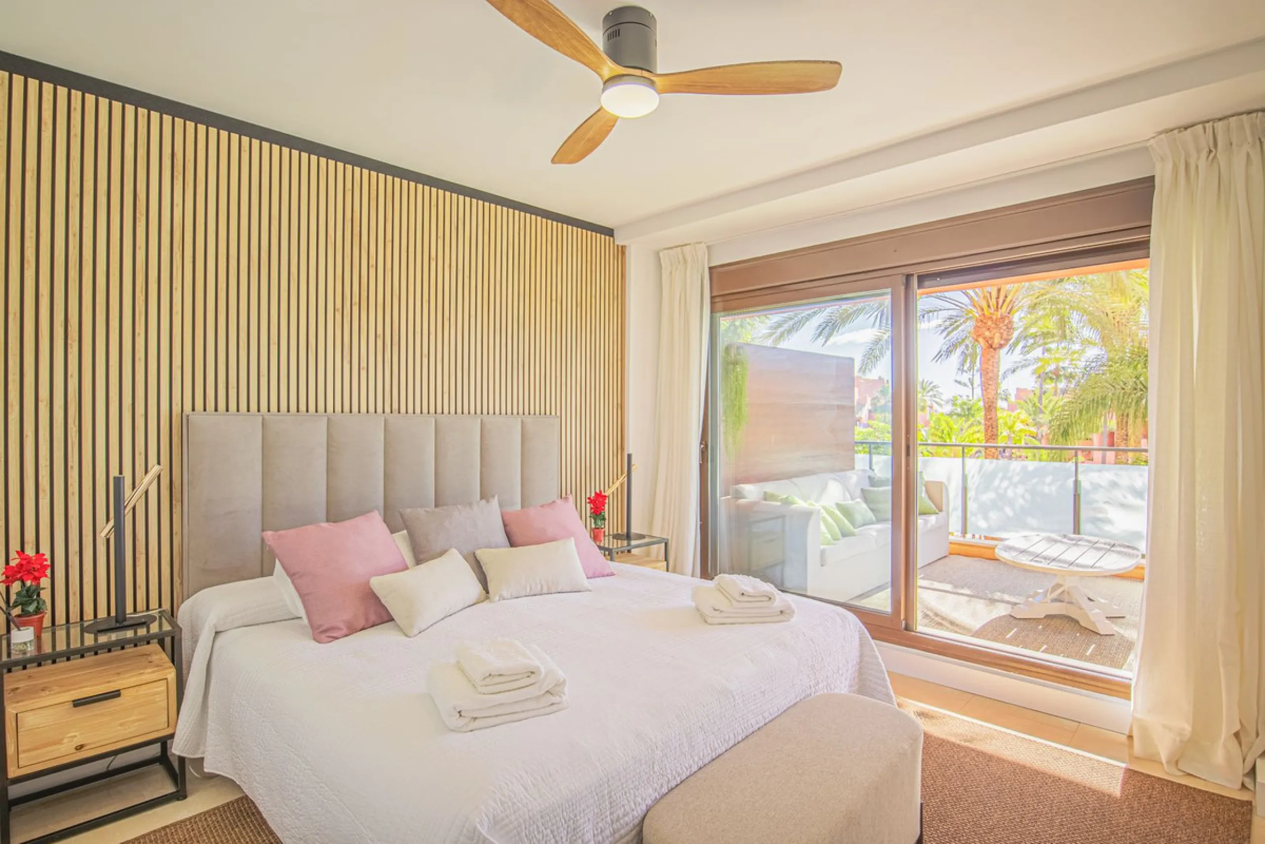 Renovated apartments with 3 bedrooms, living room, kitchen, two terraces, with all amenities in Las Salinas. The apartments are located 200 meters from the beach, 8 km from Estepona, 18 km from Marbella and 34 km from Ronda. It offers 2 shared outdoor poo