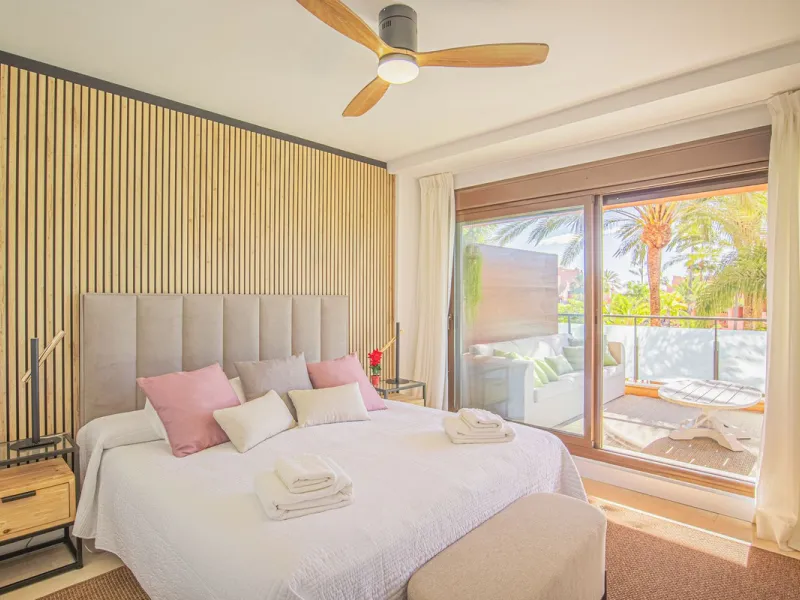Renovated apartments with 3 bedrooms, living room, kitchen, two terraces, with all amenities in Las Salinas. The apartments are located 200 meters from the beach, 8 km from Estepona, 18 km from Marbella and 34 km from Ronda. It offers 2 shared outdoor poo