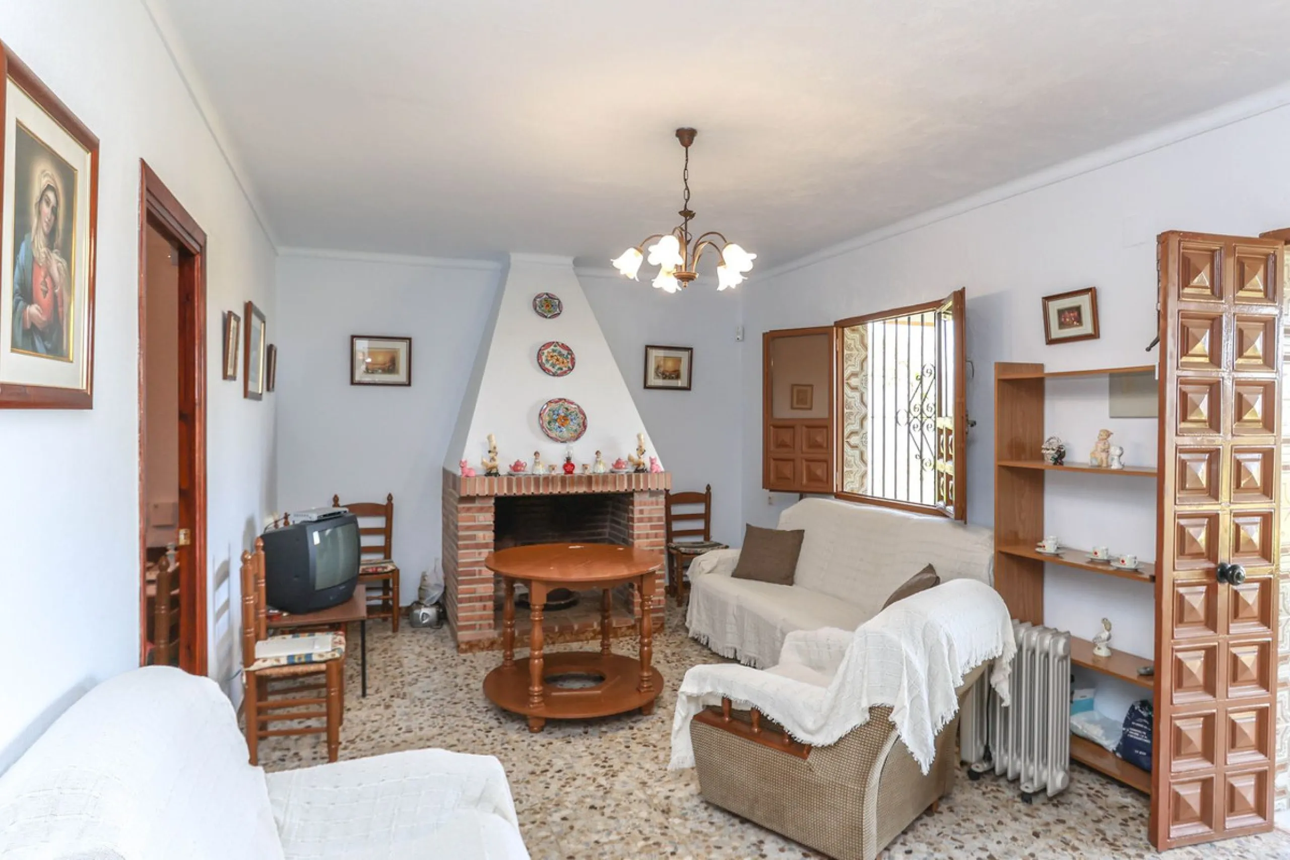 House - Finca - Cortijo в продаже в Guaro, Málaga. В доме 2 спален и 1 ванных комнат. Площадь дома 72 м². Площадь участка 36000 м²