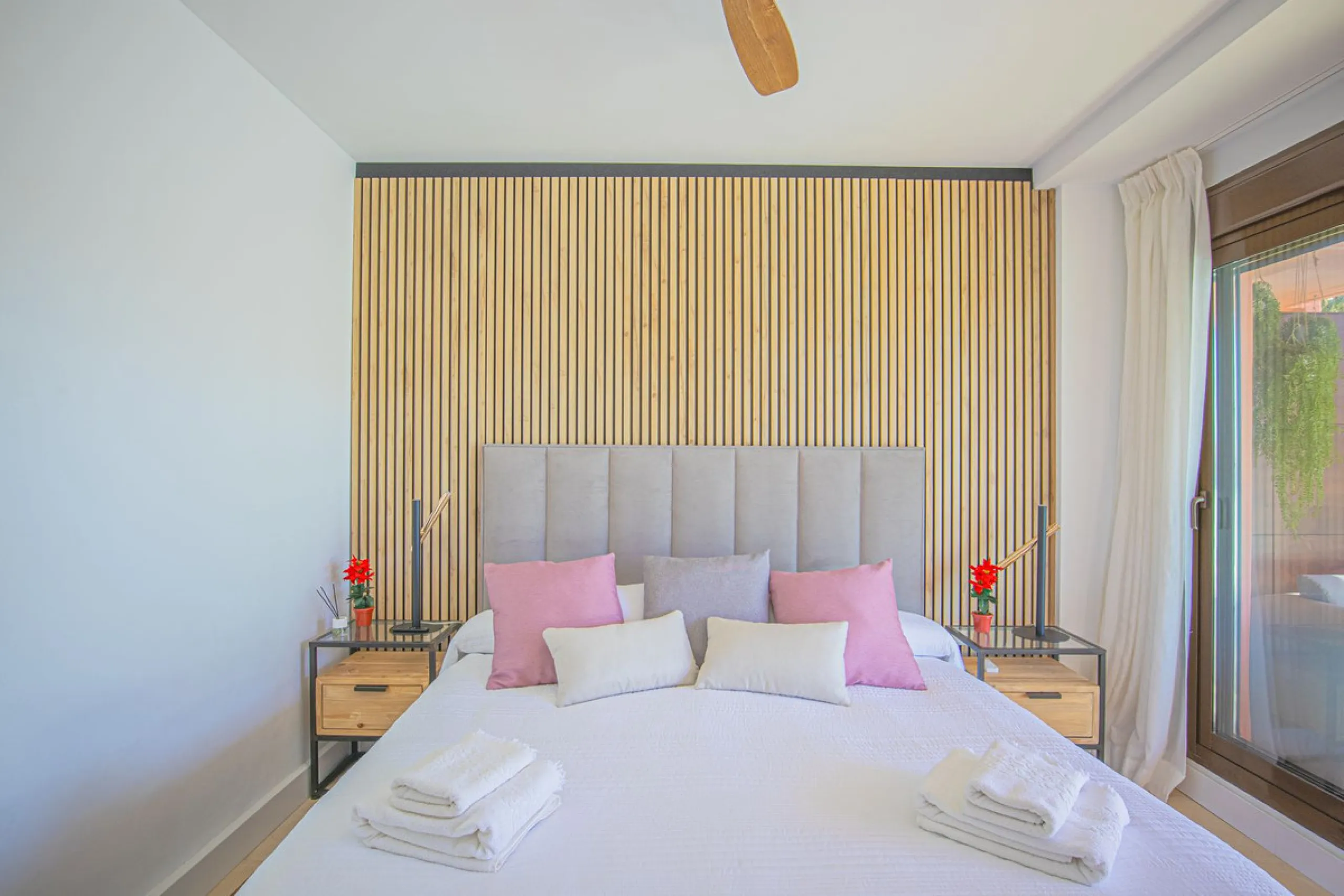 Renovated apartments with 3 bedrooms, living room, kitchen, two terraces, with all amenities in Las Salinas. The apartments are located 200 meters from the beach, 8 km from Estepona, 18 km from Marbella and 34 km from Ronda. It offers 2 shared outdoor poo