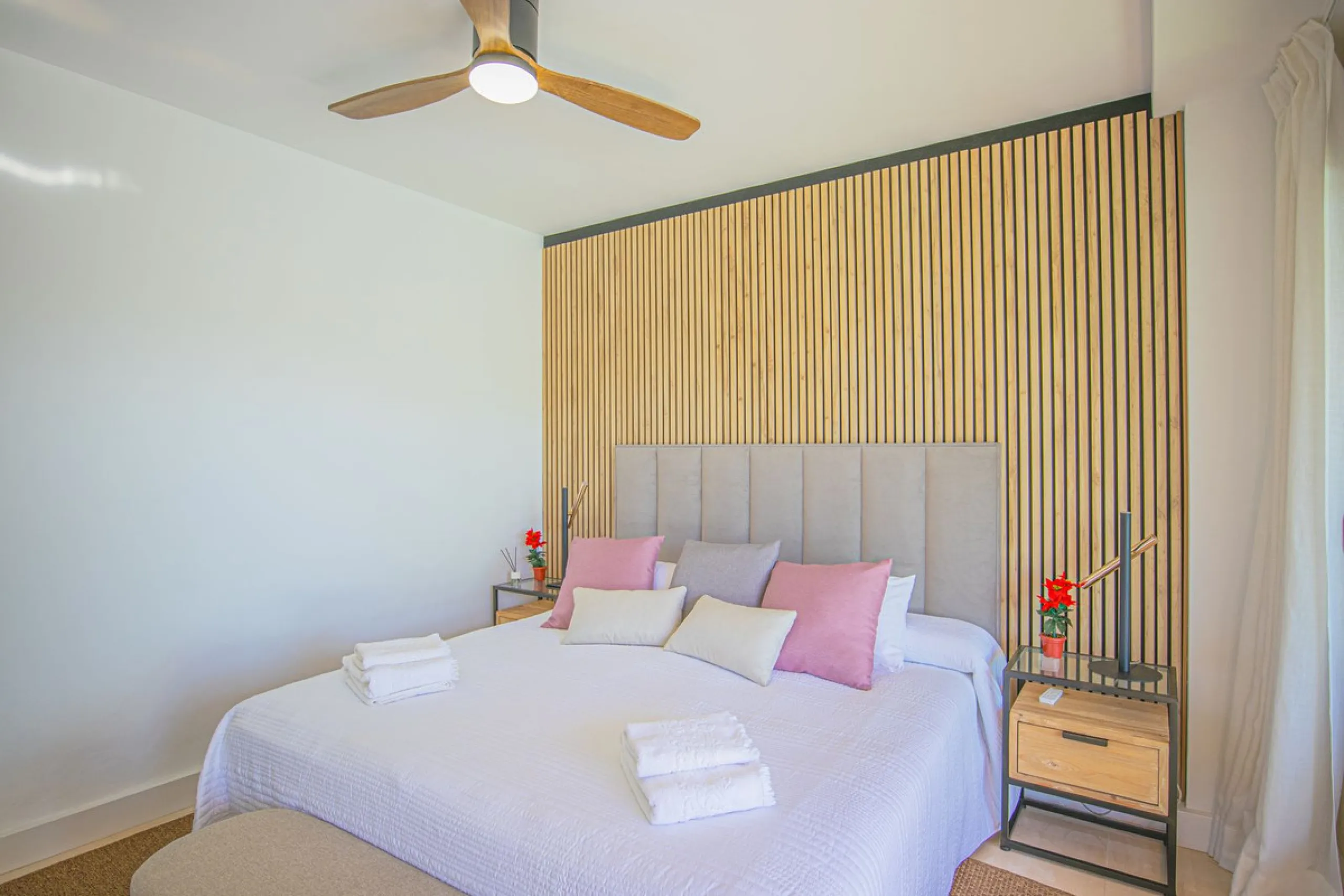 Renovated apartments with 3 bedrooms, living room, kitchen, two terraces, with all amenities in Las Salinas. The apartments are located 200 meters from the beach, 8 km from Estepona, 18 km from Marbella and 34 km from Ronda. It offers 2 shared outdoor poo
