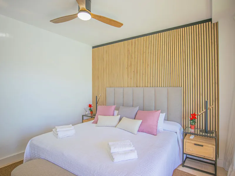 Renovated apartments with 3 bedrooms, living room, kitchen, two terraces, with all amenities in Las Salinas. The apartments are located 200 meters from the beach, 8 km from Estepona, 18 km from Marbella and 34 km from Ronda. It offers 2 shared outdoor poo