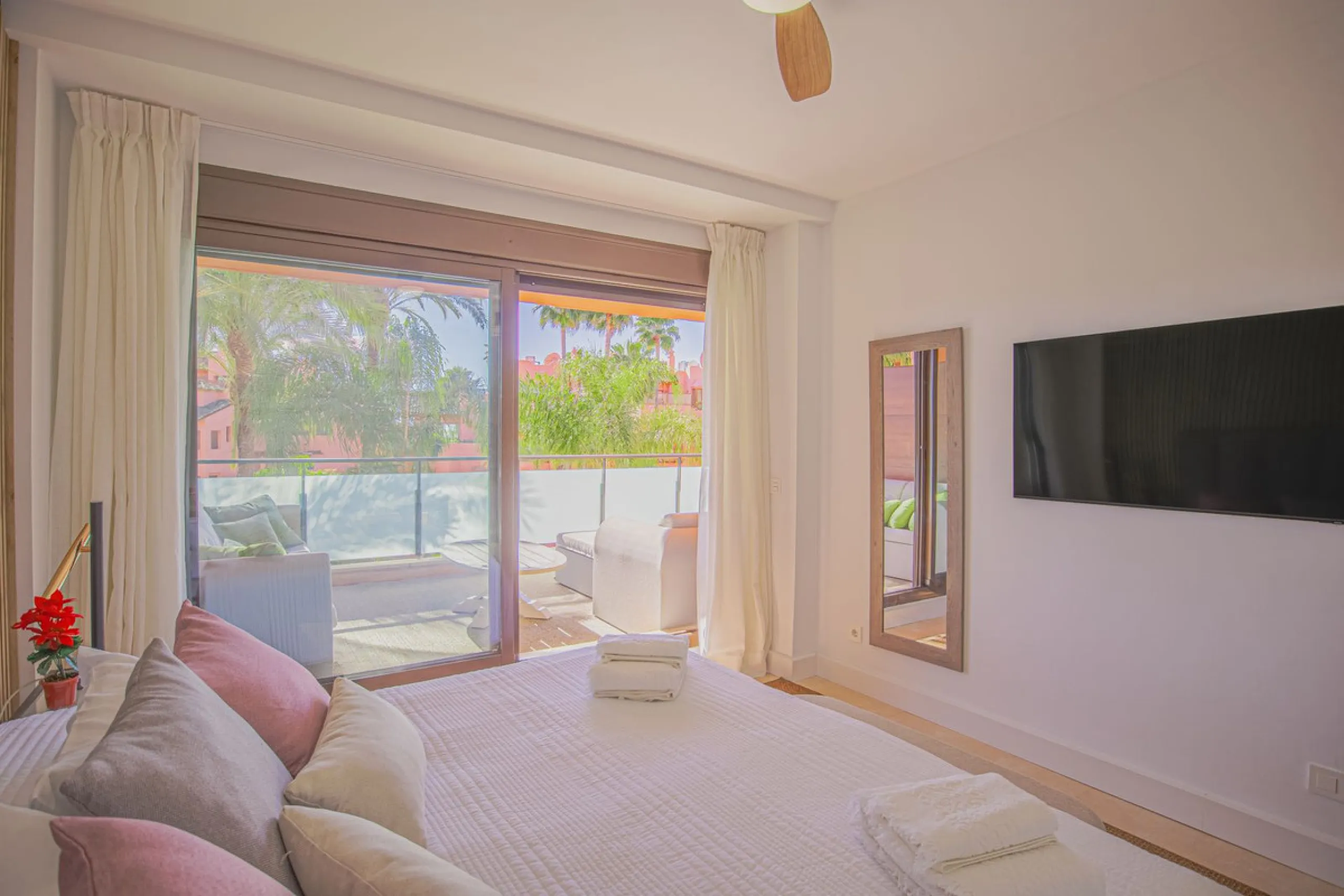 Renovated apartments with 3 bedrooms, living room, kitchen, two terraces, with all amenities in Las Salinas. The apartments are located 200 meters from the beach, 8 km from Estepona, 18 km from Marbella and 34 km from Ronda. It offers 2 shared outdoor poo