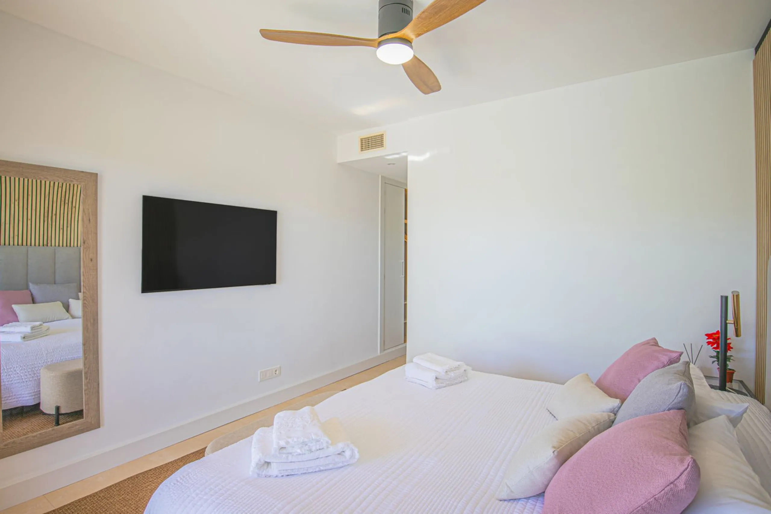 Renovated apartments with 3 bedrooms, living room, kitchen, two terraces, with all amenities in Las Salinas. The apartments are located 200 meters from the beach, 8 km from Estepona, 18 km from Marbella and 34 km from Ronda. It offers 2 shared outdoor poo