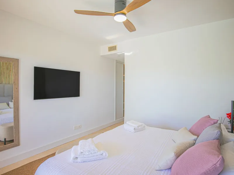 Renovated apartments with 3 bedrooms, living room, kitchen, two terraces, with all amenities in Las Salinas. The apartments are located 200 meters from the beach, 8 km from Estepona, 18 km from Marbella and 34 km from Ronda. It offers 2 shared outdoor poo