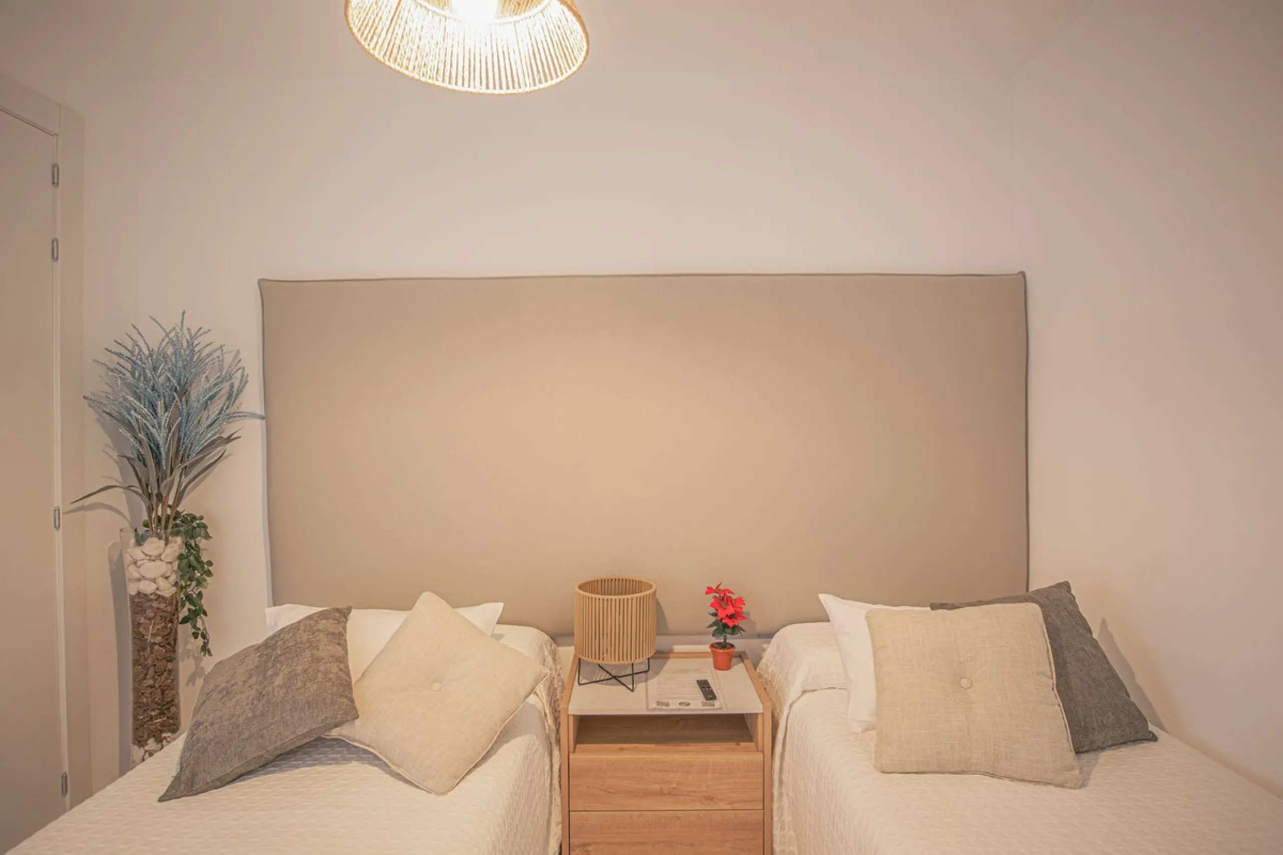 Renovated apartments with 3 bedrooms, living room, kitchen, two terraces, with all amenities in Las Salinas. The apartments are located 200 meters from the beach, 8 km from Estepona, 18 km from Marbella and 34 km from Ronda. It offers 2 shared outdoor poo