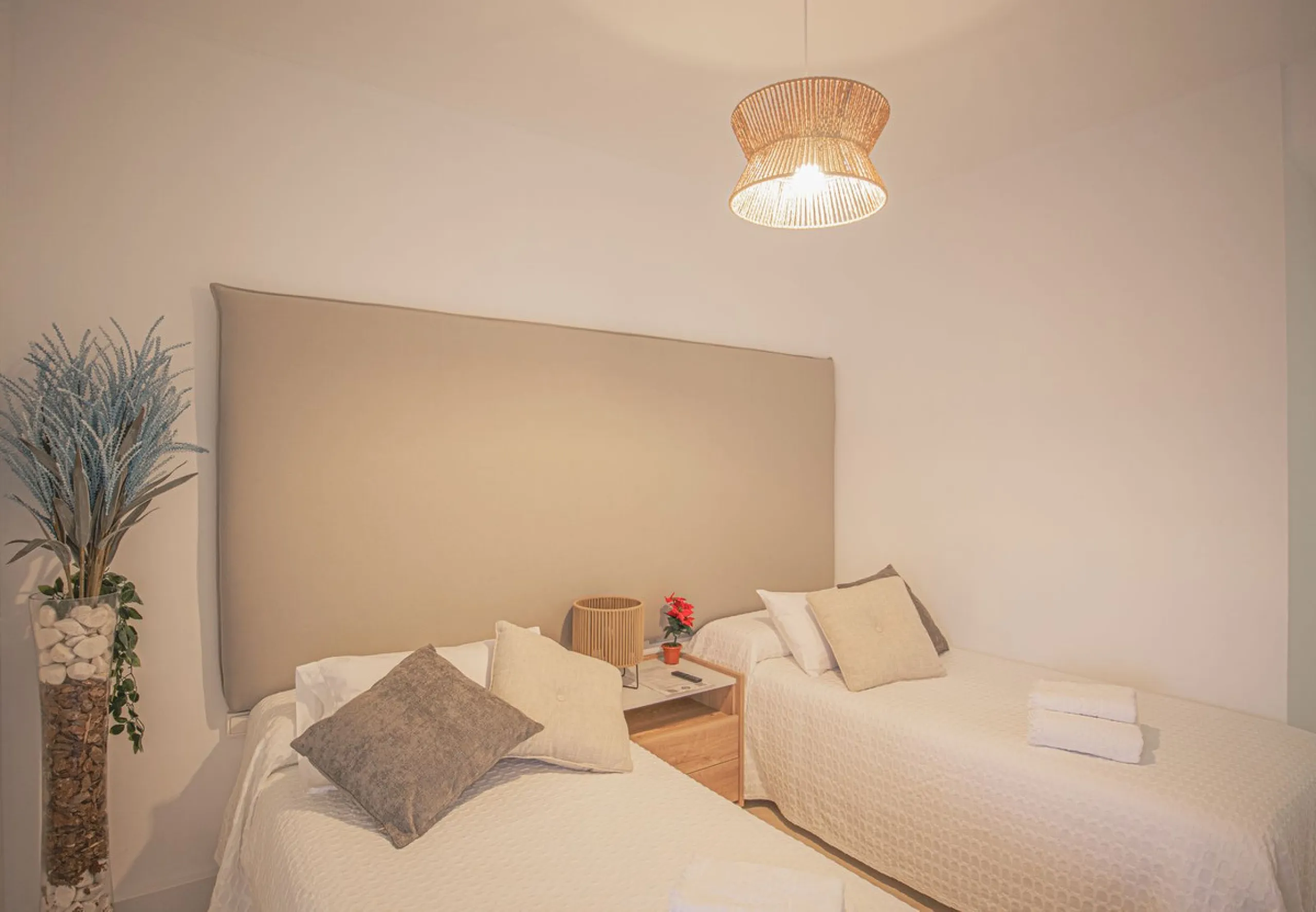 Renovated apartments with 3 bedrooms, living room, kitchen, two terraces, with all amenities in Las Salinas. The apartments are located 200 meters from the beach, 8 km from Estepona, 18 km from Marbella and 34 km from Ronda. It offers 2 shared outdoor poo