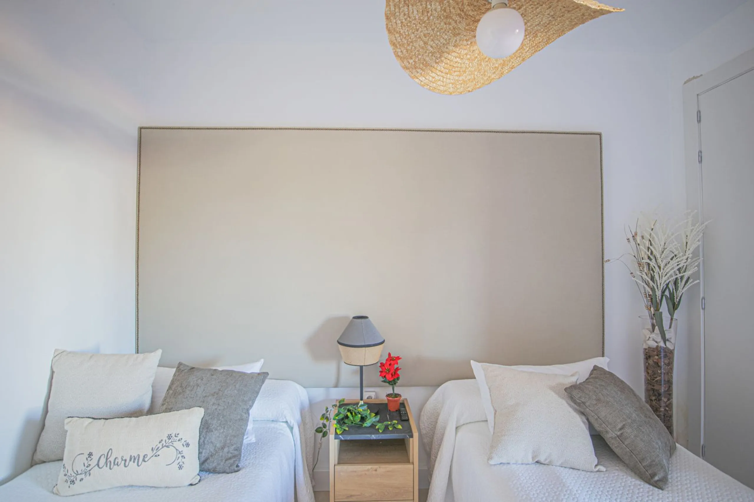 Renovated apartments with 3 bedrooms, living room, kitchen, two terraces, with all amenities in Las Salinas. The apartments are located 200 meters from the beach, 8 km from Estepona, 18 km from Marbella and 34 km from Ronda. It offers 2 shared outdoor poo