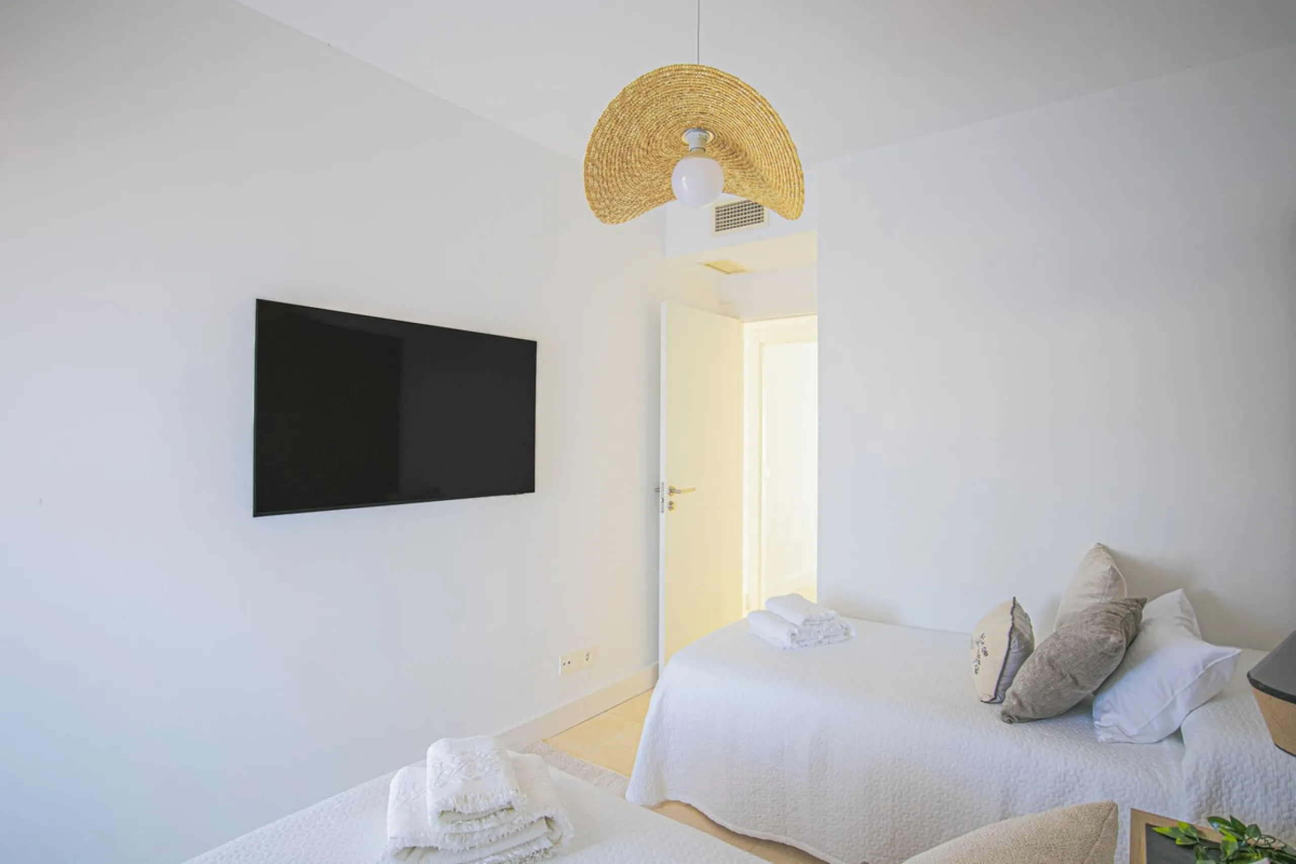 Renovated apartments with 3 bedrooms, living room, kitchen, two terraces, with all amenities in Las Salinas. The apartments are located 200 meters from the beach, 8 km from Estepona, 18 km from Marbella and 34 km from Ronda. It offers 2 shared outdoor poo