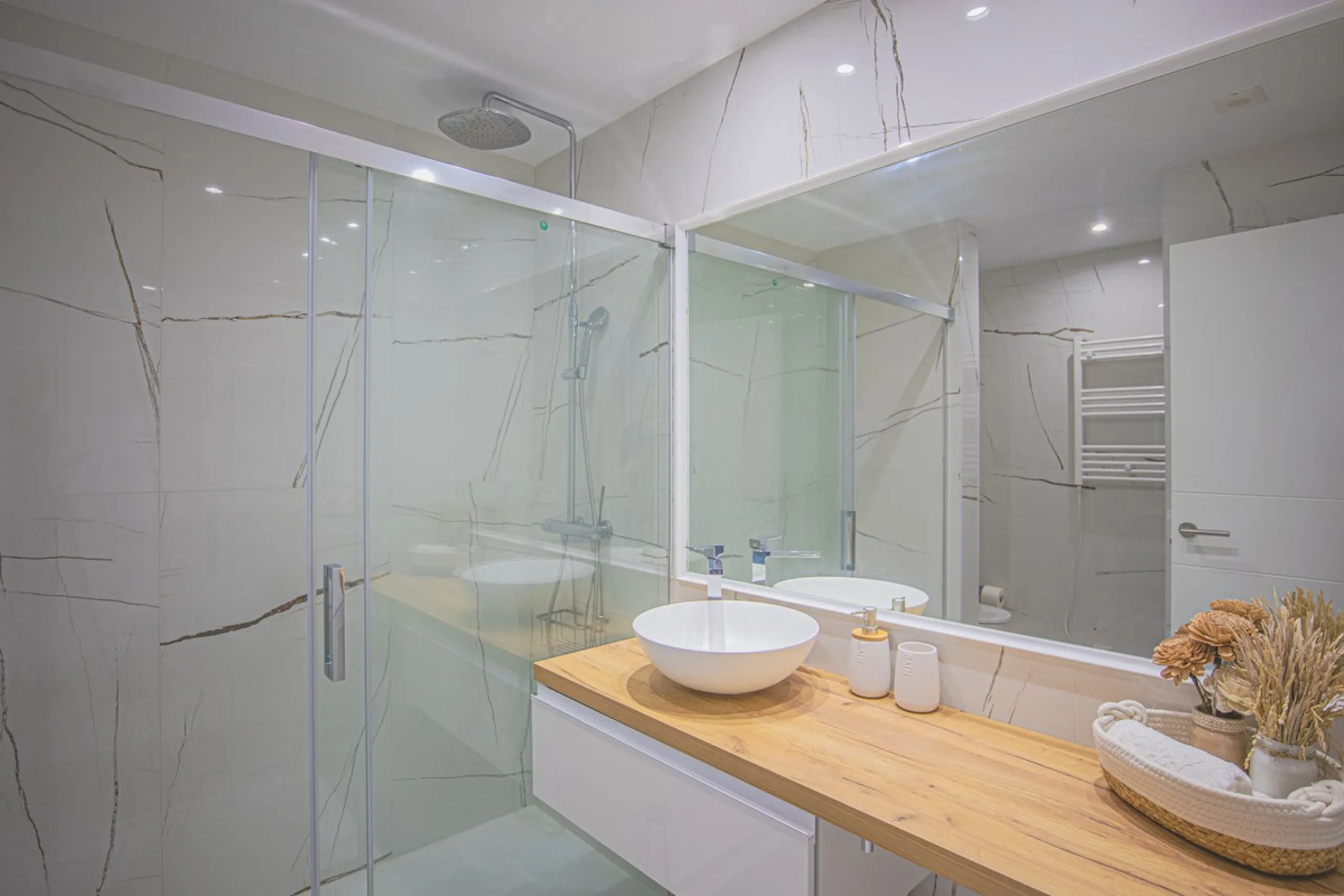 Renovated apartments with 3 bedrooms, living room, kitchen, two terraces, with all amenities in Las Salinas. The apartments are located 200 meters from the beach, 8 km from Estepona, 18 km from Marbella and 34 km from Ronda. It offers 2 shared outdoor poo