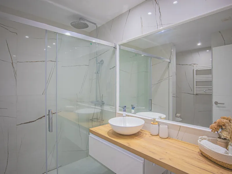 Renovated apartments with 3 bedrooms, living room, kitchen, two terraces, with all amenities in Las Salinas. The apartments are located 200 meters from the beach, 8 km from Estepona, 18 km from Marbella and 34 km from Ronda. It offers 2 shared outdoor poo