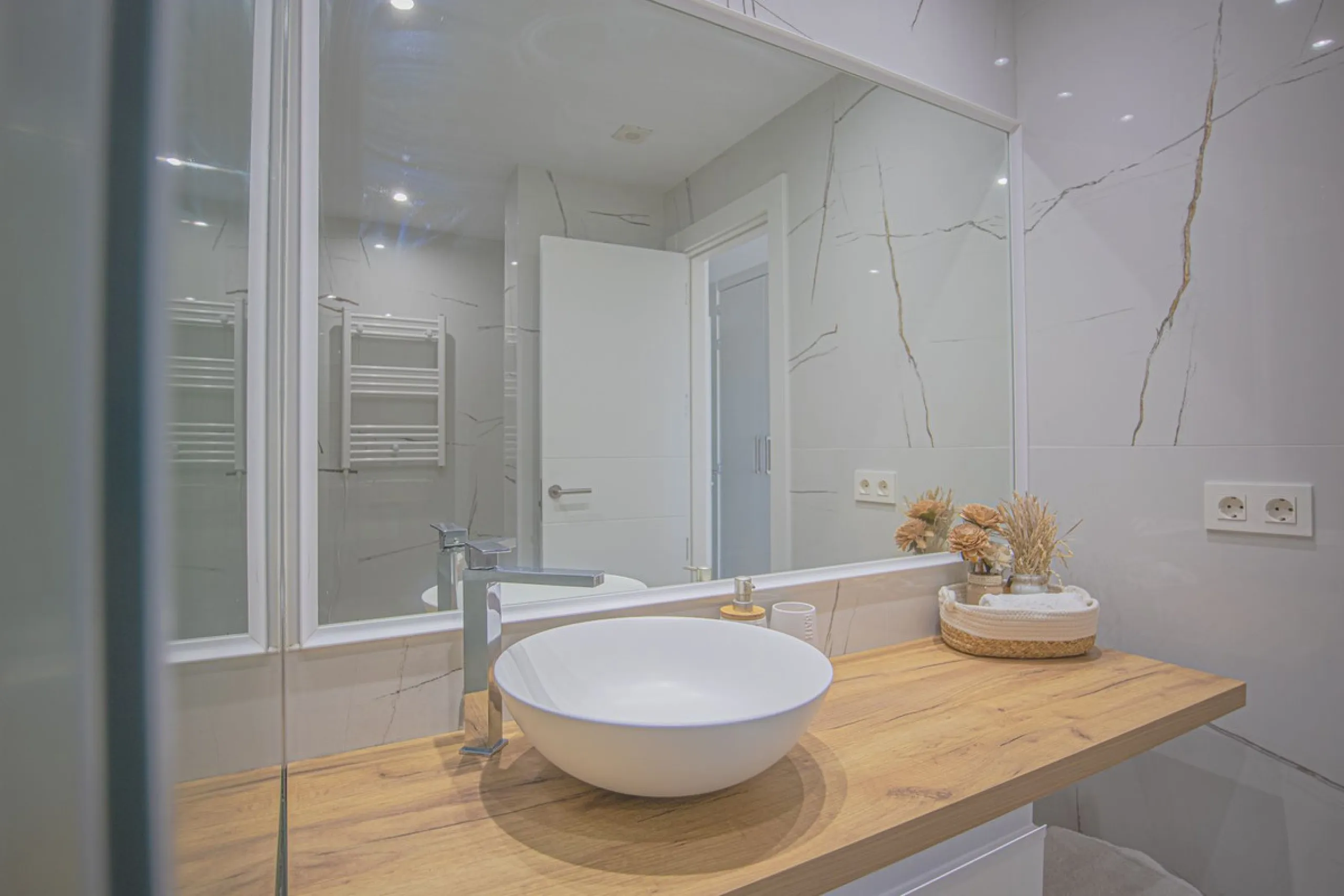 Renovated apartments with 3 bedrooms, living room, kitchen, two terraces, with all amenities in Las Salinas. The apartments are located 200 meters from the beach, 8 km from Estepona, 18 km from Marbella and 34 km from Ronda. It offers 2 shared outdoor poo