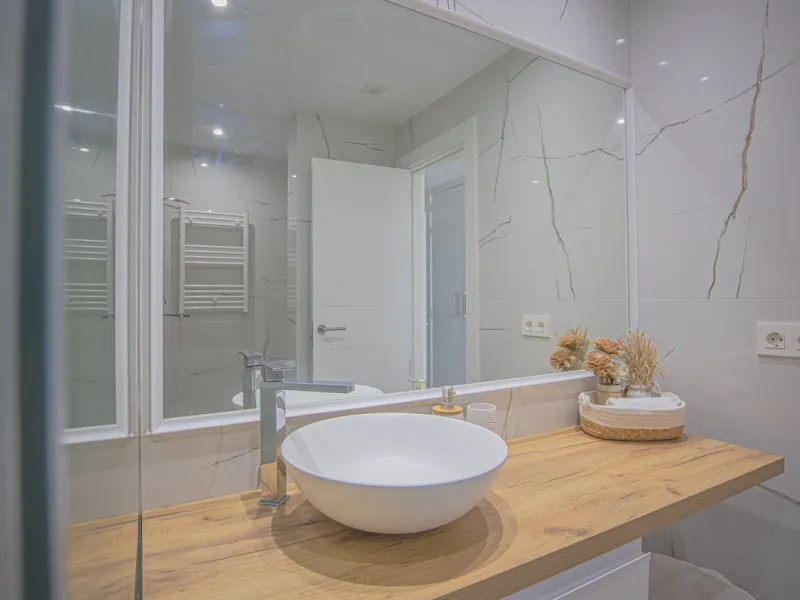Renovated apartments with 3 bedrooms, living room, kitchen, two terraces, with all amenities in Las Salinas. The apartments are located 200 meters from the beach, 8 km from Estepona, 18 km from Marbella and 34 km from Ronda. It offers 2 shared outdoor poo