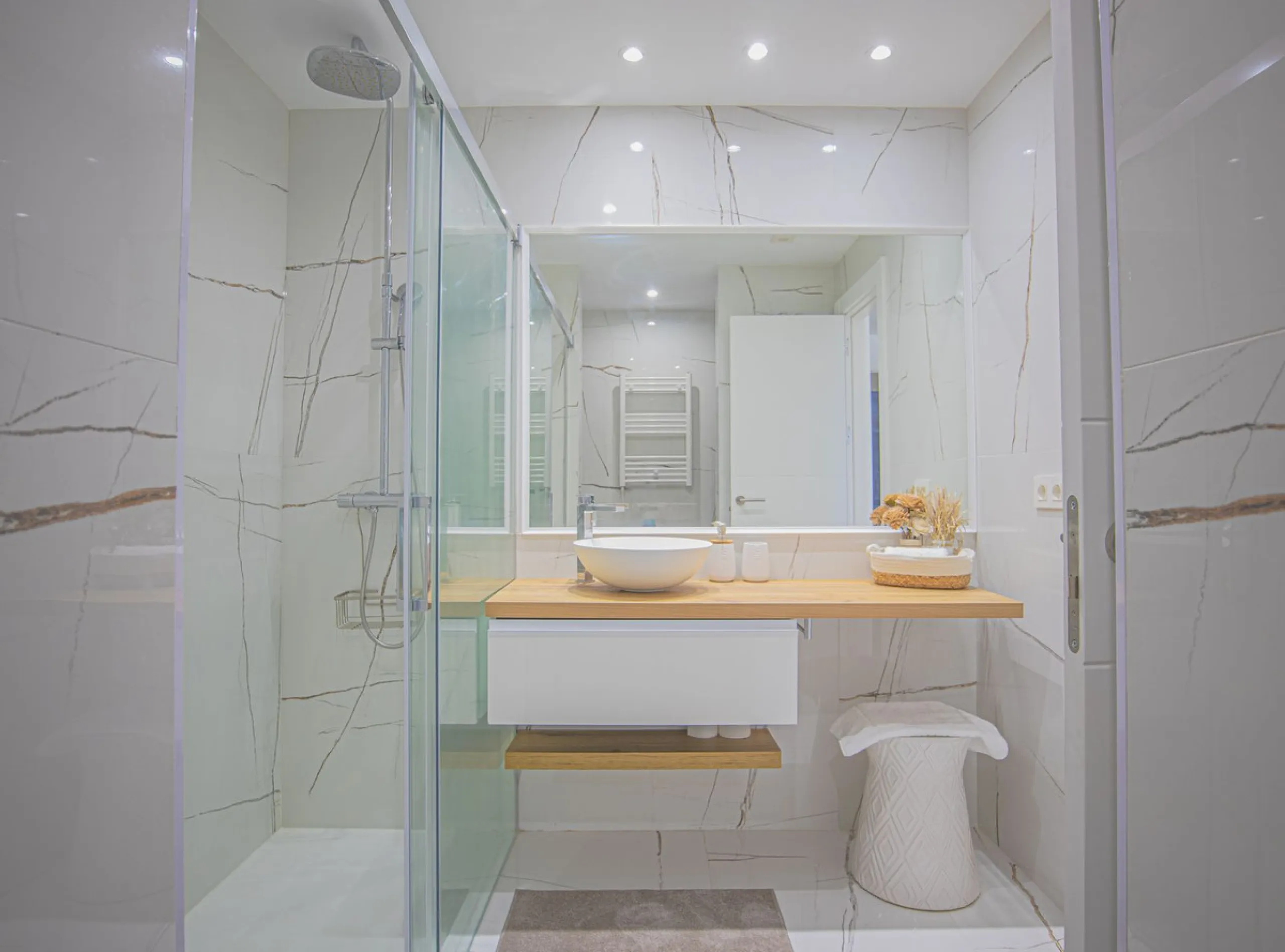 Renovated apartments with 3 bedrooms, living room, kitchen, two terraces, with all amenities in Las Salinas. The apartments are located 200 meters from the beach, 8 km from Estepona, 18 km from Marbella and 34 km from Ronda. It offers 2 shared outdoor poo