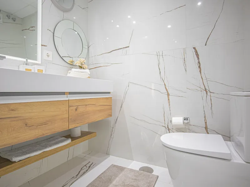 Renovated apartments with 3 bedrooms, living room, kitchen, two terraces, with all amenities in Las Salinas. The apartments are located 200 meters from the beach, 8 km from Estepona, 18 km from Marbella and 34 km from Ronda. It offers 2 shared outdoor poo