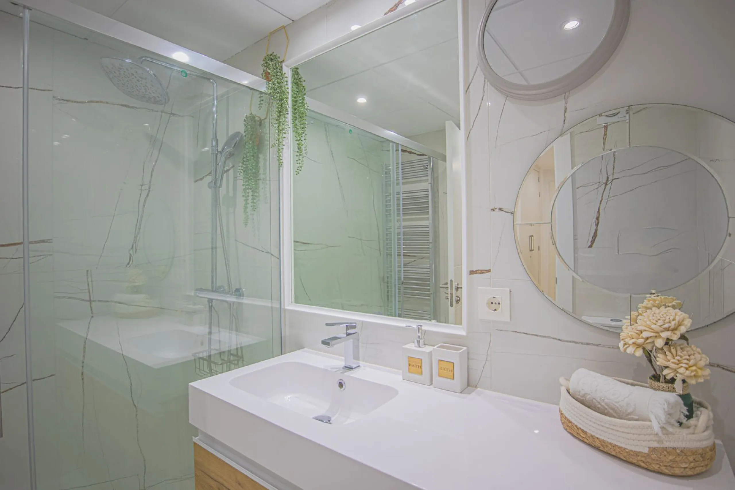 Renovated apartments with 3 bedrooms, living room, kitchen, two terraces, with all amenities in Las Salinas. The apartments are located 200 meters from the beach, 8 km from Estepona, 18 km from Marbella and 34 km from Ronda. It offers 2 shared outdoor poo