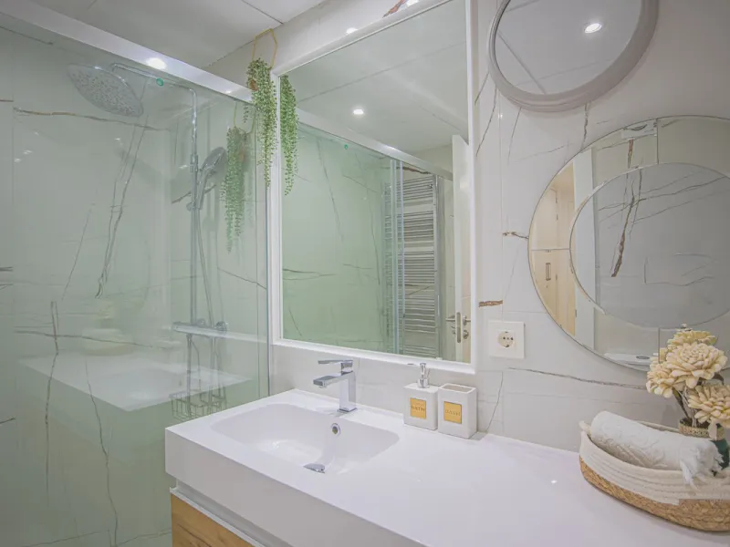 Renovated apartments with 3 bedrooms, living room, kitchen, two terraces, with all amenities in Las Salinas. The apartments are located 200 meters from the beach, 8 km from Estepona, 18 km from Marbella and 34 km from Ronda. It offers 2 shared outdoor poo