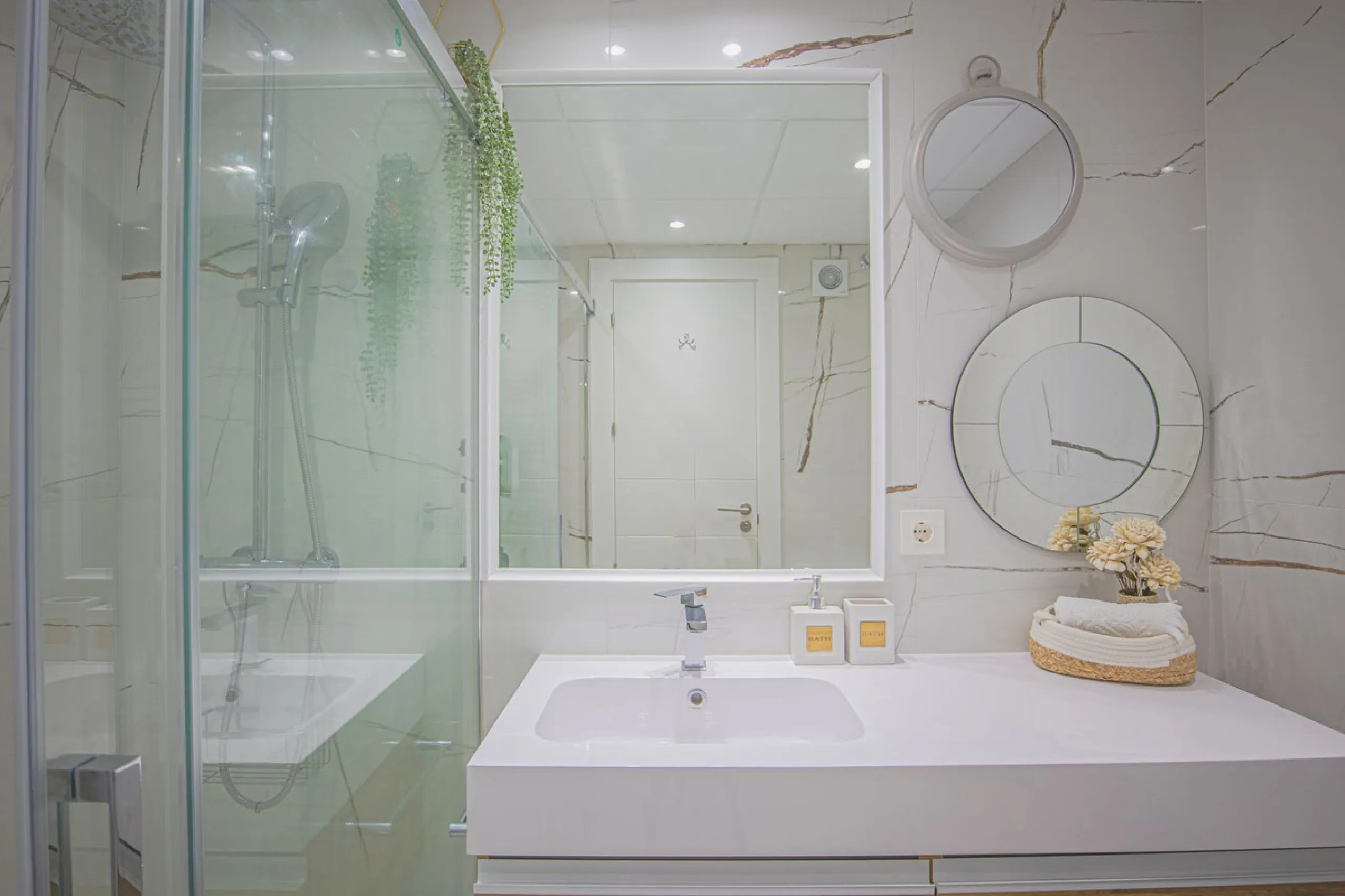 Renovated apartments with 3 bedrooms, living room, kitchen, two terraces, with all amenities in Las Salinas. The apartments are located 200 meters from the beach, 8 km from Estepona, 18 km from Marbella and 34 km from Ronda. It offers 2 shared outdoor poo