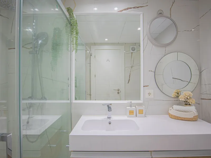Renovated apartments with 3 bedrooms, living room, kitchen, two terraces, with all amenities in Las Salinas. The apartments are located 200 meters from the beach, 8 km from Estepona, 18 km from Marbella and 34 km from Ronda. It offers 2 shared outdoor poo