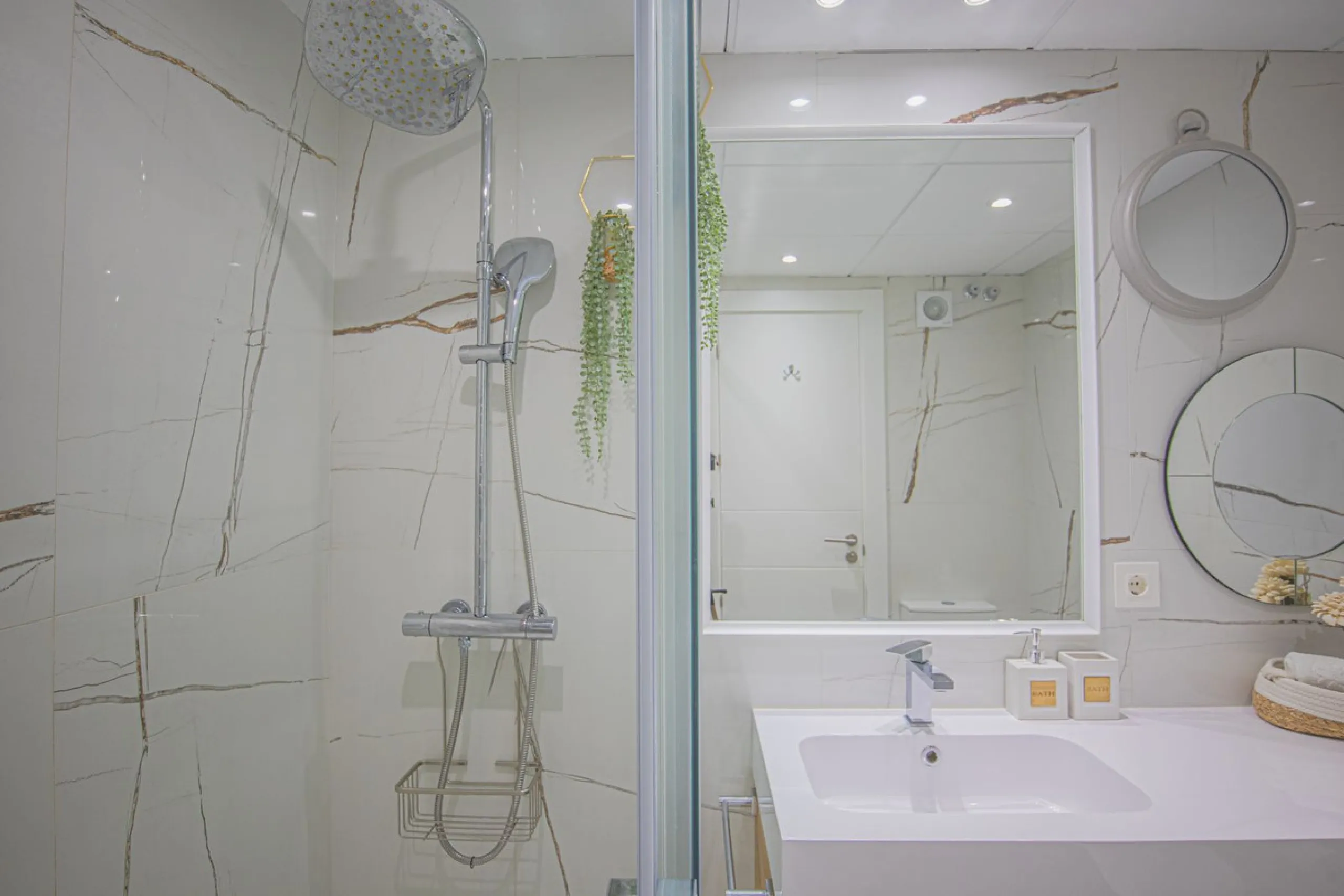 Renovated apartments with 3 bedrooms, living room, kitchen, two terraces, with all amenities in Las Salinas. The apartments are located 200 meters from the beach, 8 km from Estepona, 18 km from Marbella and 34 km from Ronda. It offers 2 shared outdoor poo