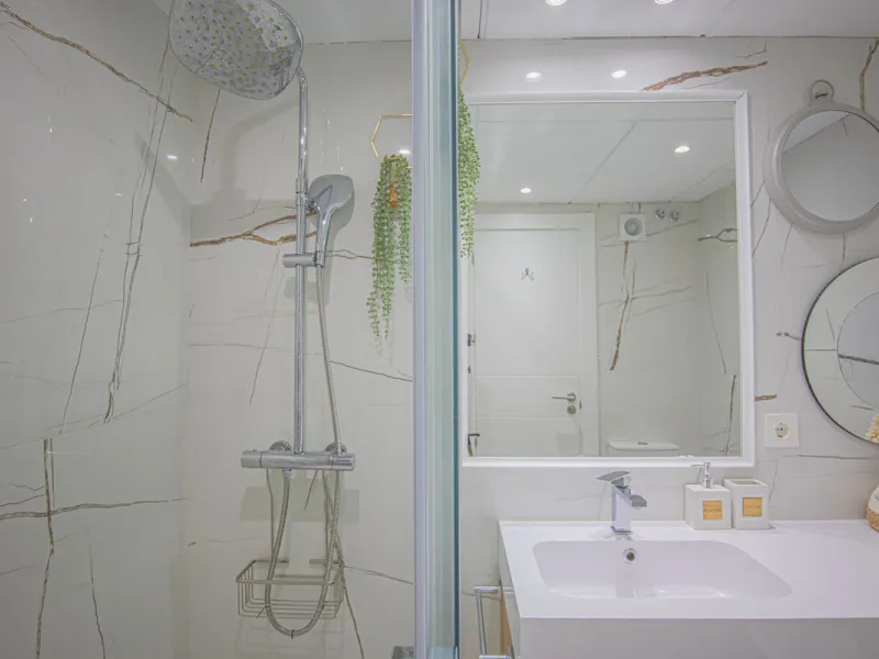 Renovated apartments with 3 bedrooms, living room, kitchen, two terraces, with all amenities in Las Salinas. The apartments are located 200 meters from the beach, 8 km from Estepona, 18 km from Marbella and 34 km from Ronda. It offers 2 shared outdoor poo