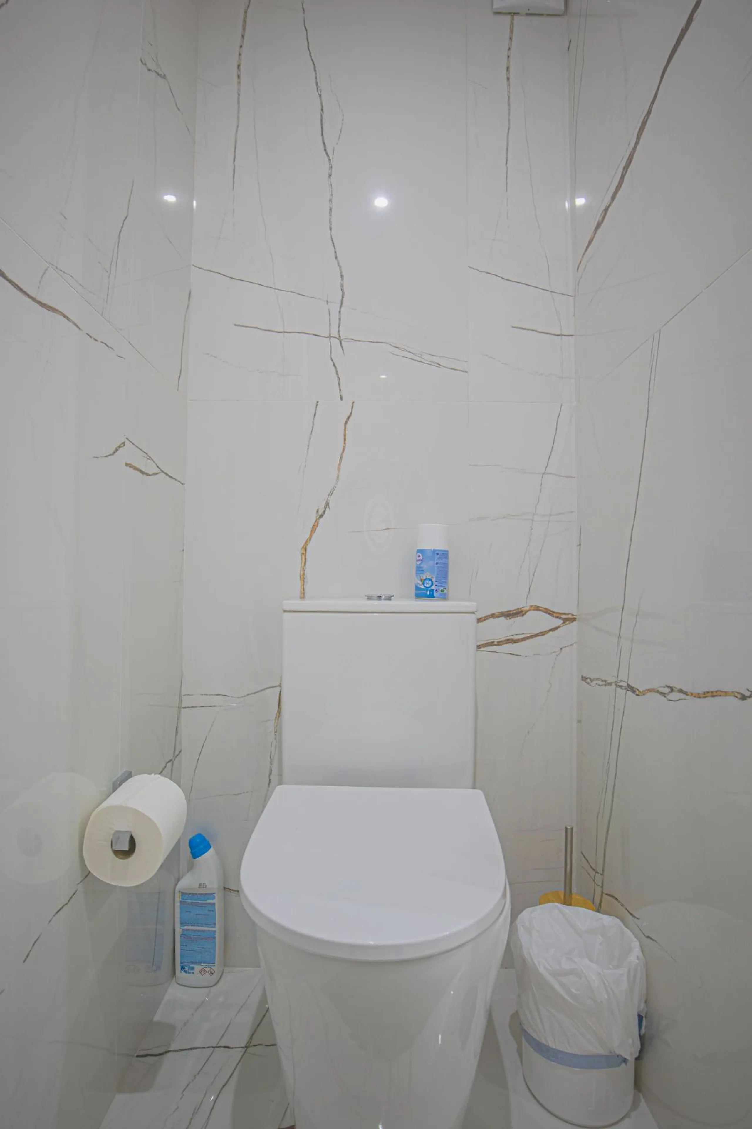 Renovated apartments with 3 bedrooms, living room, kitchen, two terraces, with all amenities in Las Salinas. The apartments are located 200 meters from the beach, 8 km from Estepona, 18 km from Marbella and 34 km from Ronda. It offers 2 shared outdoor poo