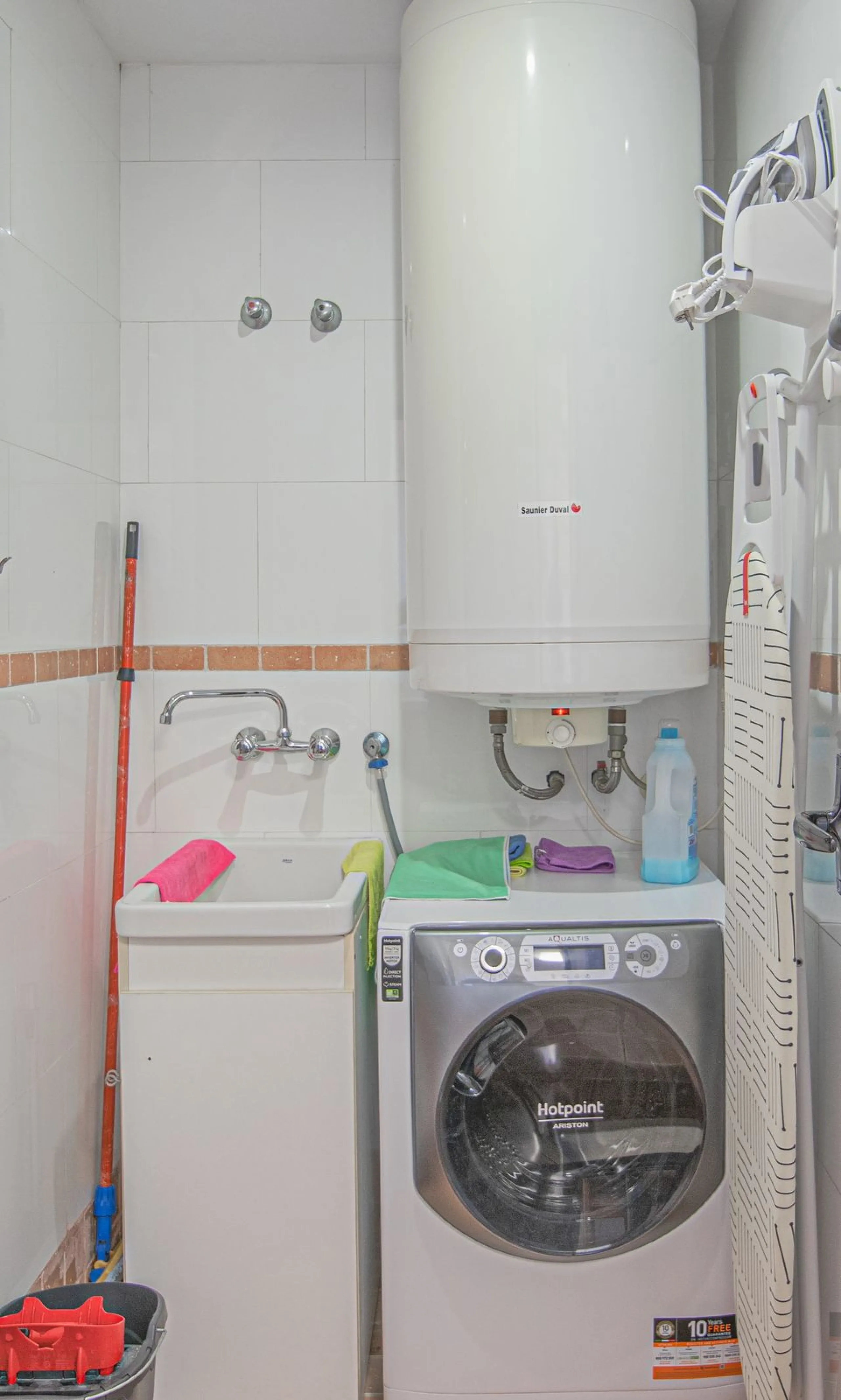 Renovated apartments with 3 bedrooms, living room, kitchen, two terraces, with all amenities in Las Salinas. The apartments are located 200 meters from the beach, 8 km from Estepona, 18 km from Marbella and 34 km from Ronda. It offers 2 shared outdoor poo