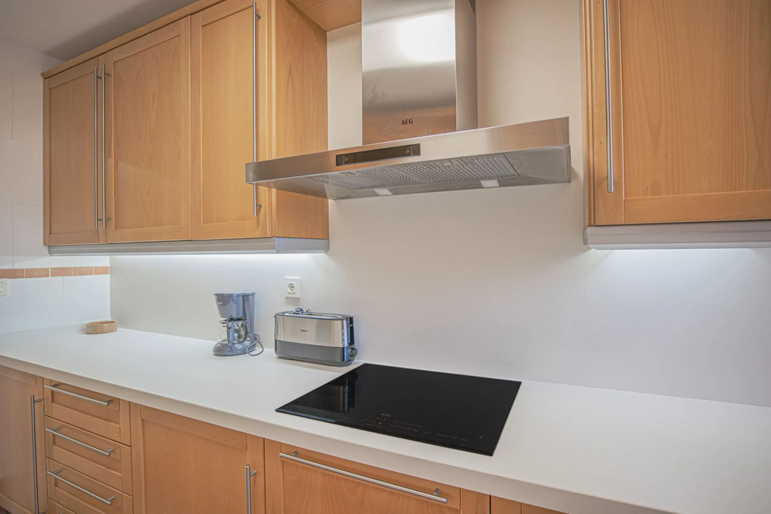 Renovated apartments with 3 bedrooms, living room, kitchen, two terraces, with all amenities in Las Salinas. The apartments are located 200 meters from the beach, 8 km from Estepona, 18 km from Marbella and 34 km from Ronda. It offers 2 shared outdoor poo