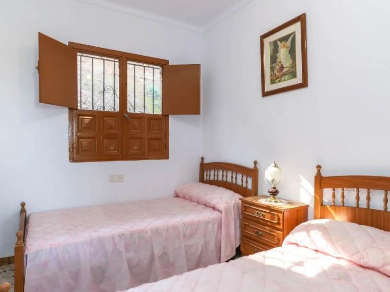 House - Finca - Cortijo в продаже в Guaro, Málaga. В доме 2 спален и 1 ванных комнат. Площадь дома 72 м². Площадь участка 36000 м²