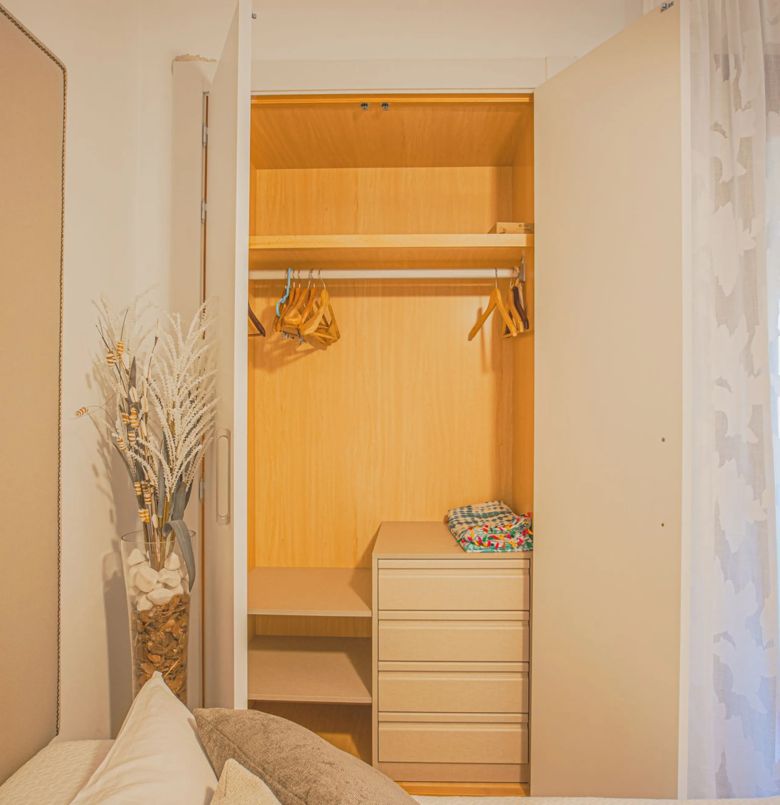 Renovated apartments with 3 bedrooms, living room, kitchen, two terraces, with all amenities in Las Salinas. The apartments are located 200 meters from the beach, 8 km from Estepona, 18 km from Marbella and 34 km from Ronda. It offers 2 shared outdoor poo