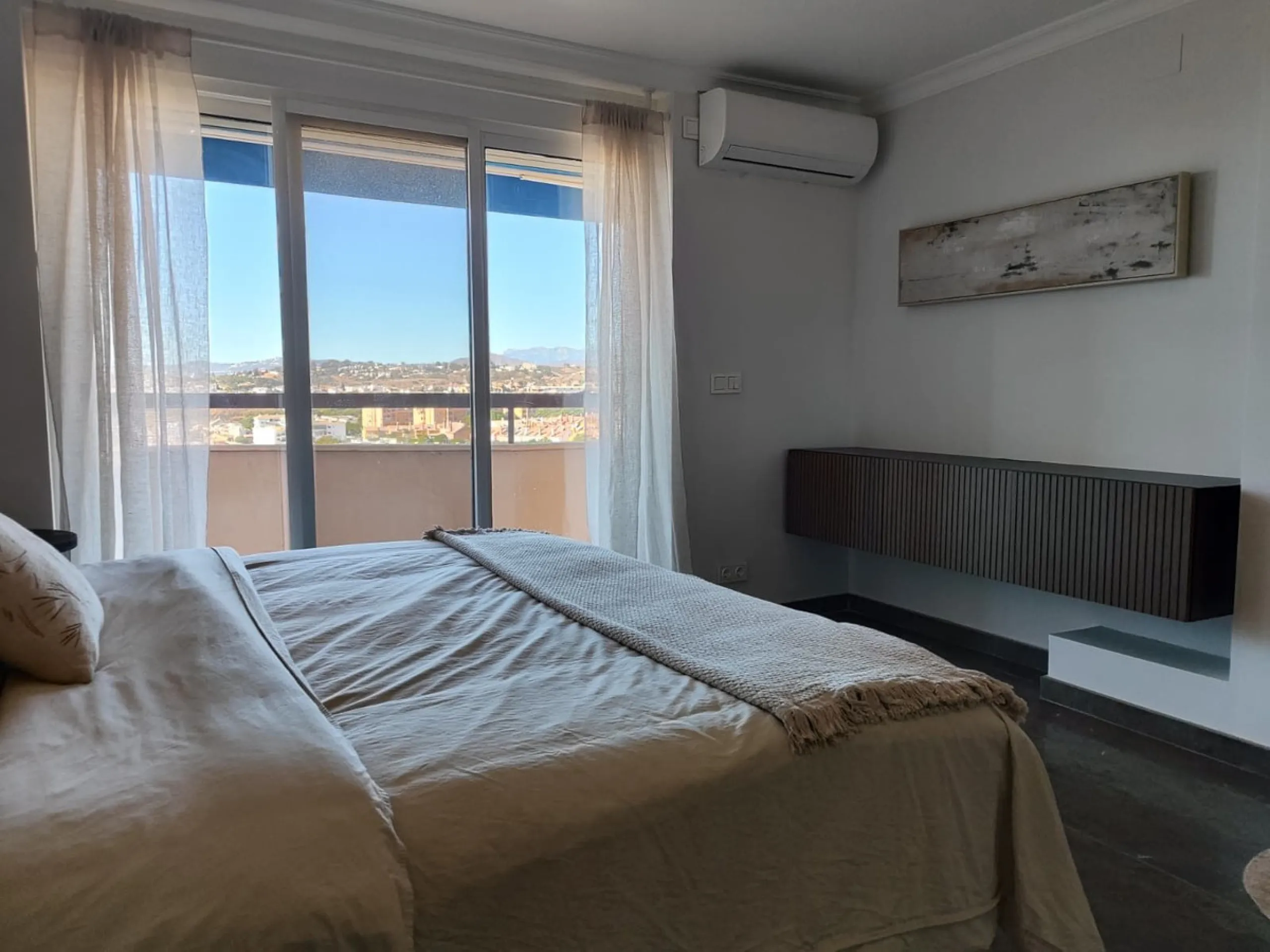 Apartment - Middle Floor Apartment в продаже в Fuengirola, Málaga. В доме 4 спален и 4 ванных комнат. Площадь дома 190 м²