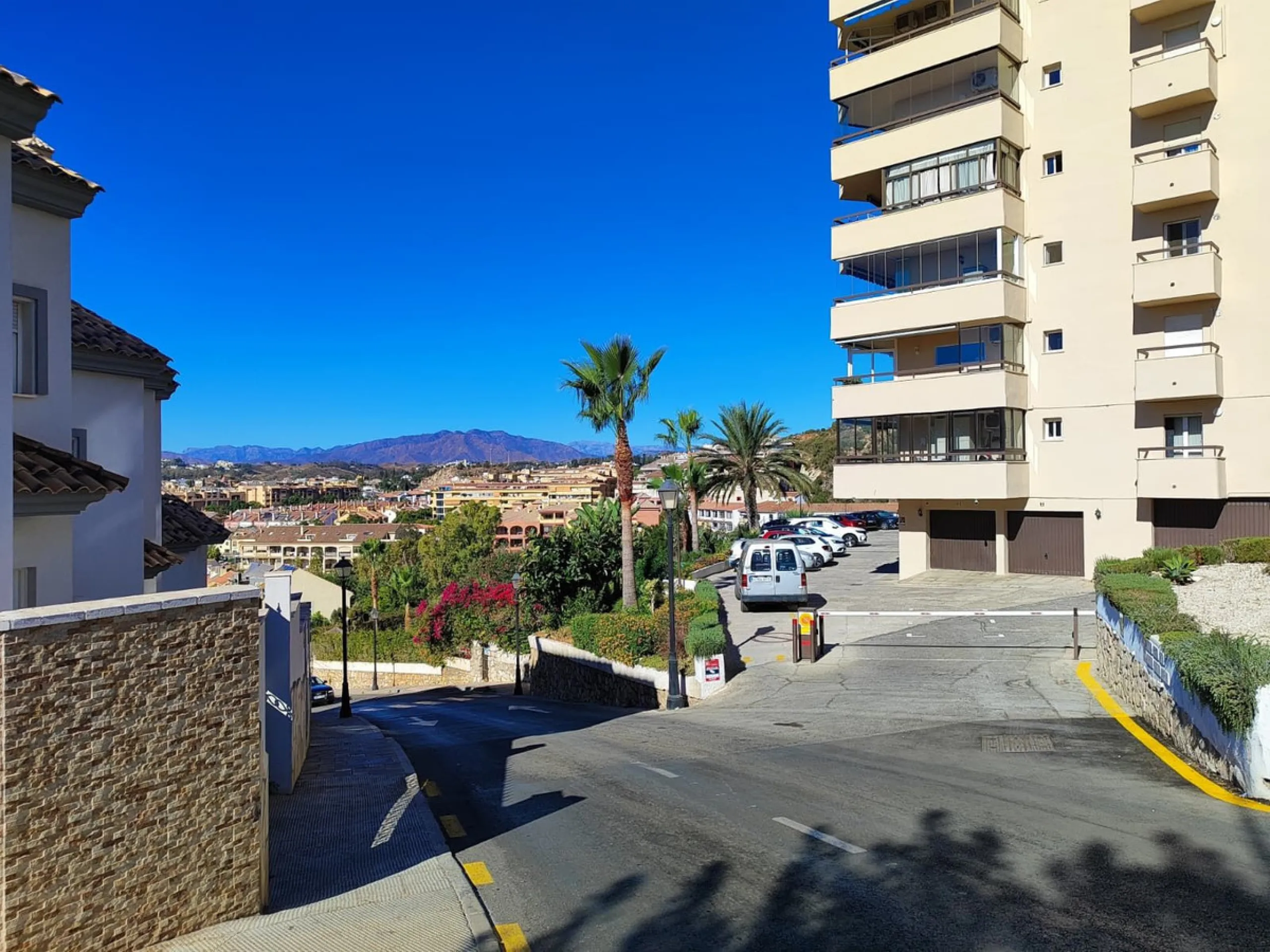 Apartment - Middle Floor Apartment в продаже в Fuengirola, Málaga. В доме 4 спален и 4 ванных комнат. Площадь дома 190 м²