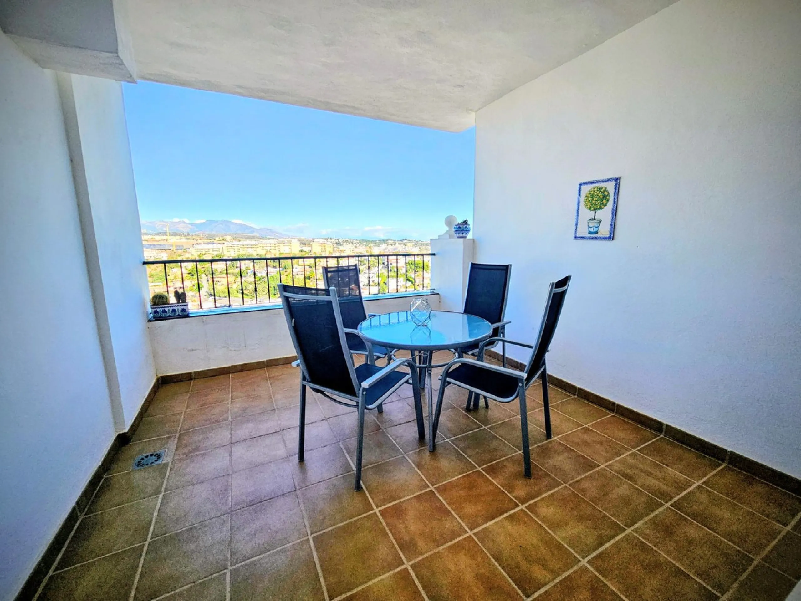 INCREDIBLE VIEWS and Perfect Location on the Costa del Sol! Fantastic Mid-Floor Apartment in Miraflores.